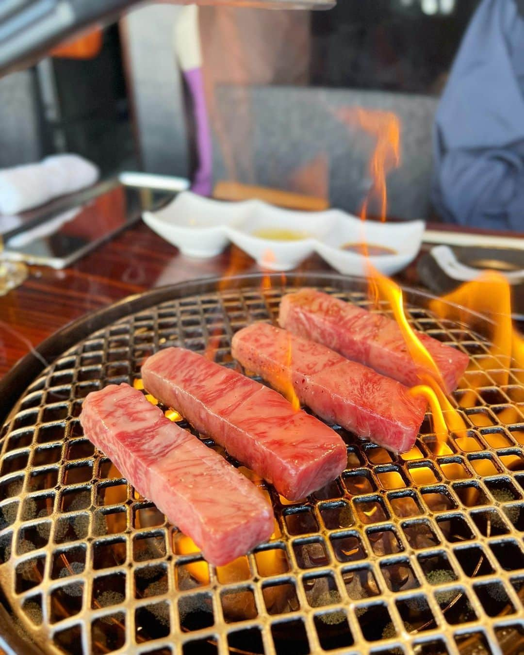 みき みーやんのインスタグラム：「肉肉肉ー🥩❤ @onikunokoma  . おすすめメニューをいろいろ食べたけど（動画見てね♡ 特に！私のおすすめは… ナムル・キムチ盛り合わせ（味変にもってこい❤） 和牛ハム←これ絶対頼んで❤w 和牛タンのマリネ（レモン好きな人は頼んで🍋） 和牛サーロインステーキ（噛むと上質な脂がじゅわっと❤） . 締めは冷麺、お茶漬けどっちも美味しかったんだけど みんなはどっち派？😏💕 . . #PR#お肉の駒 #北新地焼肉 #北新地グルメ #北新地 #北新地ディナー #梅田グルメ #大阪グルメ #グルメ女子 #大阪ディナー  #肉スタグラム #大阪梅田 #お肉女子#肉食女子#焼肉女子#大阪焼肉#焼肉デート」