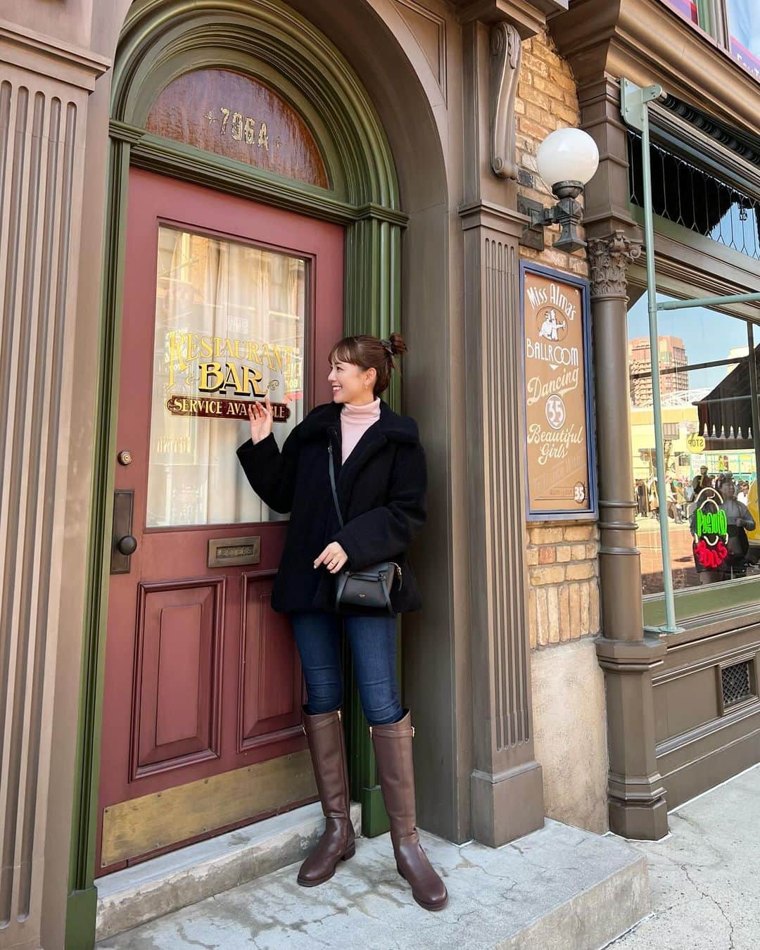 黒田真友香さんのインスタグラム写真 - (黒田真友香Instagram)「ユニバーサル・スタジオ・ジャパンに行ってきた🌏💕   クリスマスシーズン、パーク内もクリスマス仕様になっていて クリスマスイベントも開催されてたりで   いつもとは違う雰囲気でとっても素敵だった♡    この時期限定のNO LIMIT! パレードも観たんだけど 耳に残る音楽でノリノリで楽しすぎました🎉❤️   絶叫系が苦手なので 今回メインで行ったのはスーパー・ニンテンドー・ワールド。   ここは何回来ても世界観が本当にすごい。   本当のマリオの世界に飛び込んだみたいな気分になれて テンションが一気に上がる🍄❤️   やっぱりお目当てはマリオカート　〜クッパの挑戦状〜🚗   友達とキャーキャーいいながら楽しみました🤣 ちなみに2人とも下手くそでした🤣笑    そしてミニオン・パークでゆっくりして ミニオン・ハチャメチャ・ライドにも乗って👀   アミティ・ビレッジにあるボードウォーク・スナックでピザランチ🍕   ここはジョーズ付近のエリアなので サメの形みたいなピザ🦈 美味しかった♡   この時期は特に人気シーズンなので チケットを事前に購入するのが超オススメです！   @klookjpで事前に買えば、入場はスマホのQRコードをかざすだけなのでめちゃくちゃ便利！！  チケット引き換え不要で、発券手数料もナシ🥰 🤫  (1.5day以上は公式だと当日窓口引換 or 郵送だけど、KlookならこちらもバウチャーでOK)   是非このサービスを賢く使って スムーズに素敵な1日をスタートさせてね🎄❤️    #universalstudiosjapan #USJ #PR #nolimit#WeAreMario#SuperNintendoWorld　#Klook #クルック #クリスマス」12月4日 20時34分 - kurodamayukaxx