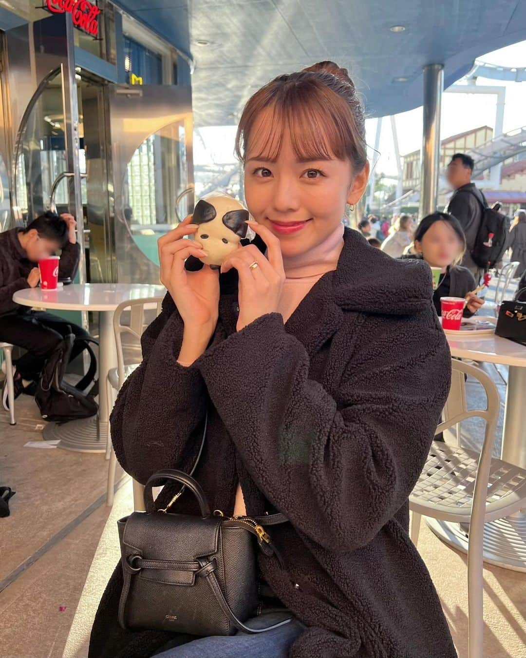 黒田真友香さんのインスタグラム写真 - (黒田真友香Instagram)「ユニバーサル・スタジオ・ジャパンに行ってきた🌏💕   クリスマスシーズン、パーク内もクリスマス仕様になっていて クリスマスイベントも開催されてたりで   いつもとは違う雰囲気でとっても素敵だった♡    この時期限定のNO LIMIT! パレードも観たんだけど 耳に残る音楽でノリノリで楽しすぎました🎉❤️   絶叫系が苦手なので 今回メインで行ったのはスーパー・ニンテンドー・ワールド。   ここは何回来ても世界観が本当にすごい。   本当のマリオの世界に飛び込んだみたいな気分になれて テンションが一気に上がる🍄❤️   やっぱりお目当てはマリオカート　〜クッパの挑戦状〜🚗   友達とキャーキャーいいながら楽しみました🤣 ちなみに2人とも下手くそでした🤣笑    そしてミニオン・パークでゆっくりして ミニオン・ハチャメチャ・ライドにも乗って👀   アミティ・ビレッジにあるボードウォーク・スナックでピザランチ🍕   ここはジョーズ付近のエリアなので サメの形みたいなピザ🦈 美味しかった♡   この時期は特に人気シーズンなので チケットを事前に購入するのが超オススメです！   @klookjpで事前に買えば、入場はスマホのQRコードをかざすだけなのでめちゃくちゃ便利！！  チケット引き換え不要で、発券手数料もナシ🥰 🤫  (1.5day以上は公式だと当日窓口引換 or 郵送だけど、KlookならこちらもバウチャーでOK)   是非このサービスを賢く使って スムーズに素敵な1日をスタートさせてね🎄❤️    #universalstudiosjapan #USJ #PR #nolimit#WeAreMario#SuperNintendoWorld　#Klook #クルック #クリスマス」12月4日 20時34分 - kurodamayukaxx