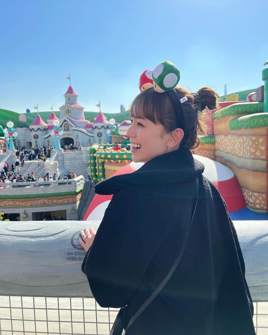 黒田真友香さんのインスタグラム写真 - (黒田真友香Instagram)「ユニバーサル・スタジオ・ジャパンに行ってきた🌏💕   クリスマスシーズン、パーク内もクリスマス仕様になっていて クリスマスイベントも開催されてたりで   いつもとは違う雰囲気でとっても素敵だった♡    この時期限定のNO LIMIT! パレードも観たんだけど 耳に残る音楽でノリノリで楽しすぎました🎉❤️   絶叫系が苦手なので 今回メインで行ったのはスーパー・ニンテンドー・ワールド。   ここは何回来ても世界観が本当にすごい。   本当のマリオの世界に飛び込んだみたいな気分になれて テンションが一気に上がる🍄❤️   やっぱりお目当てはマリオカート　〜クッパの挑戦状〜🚗   友達とキャーキャーいいながら楽しみました🤣 ちなみに2人とも下手くそでした🤣笑    そしてミニオン・パークでゆっくりして ミニオン・ハチャメチャ・ライドにも乗って👀   アミティ・ビレッジにあるボードウォーク・スナックでピザランチ🍕   ここはジョーズ付近のエリアなので サメの形みたいなピザ🦈 美味しかった♡   この時期は特に人気シーズンなので チケットを事前に購入するのが超オススメです！   @klookjpで事前に買えば、入場はスマホのQRコードをかざすだけなのでめちゃくちゃ便利！！  チケット引き換え不要で、発券手数料もナシ🥰 🤫  (1.5day以上は公式だと当日窓口引換 or 郵送だけど、KlookならこちらもバウチャーでOK)   是非このサービスを賢く使って スムーズに素敵な1日をスタートさせてね🎄❤️    #universalstudiosjapan #USJ #PR #nolimit#WeAreMario#SuperNintendoWorld　#Klook #クルック #クリスマス」12月4日 20時34分 - kurodamayukaxx