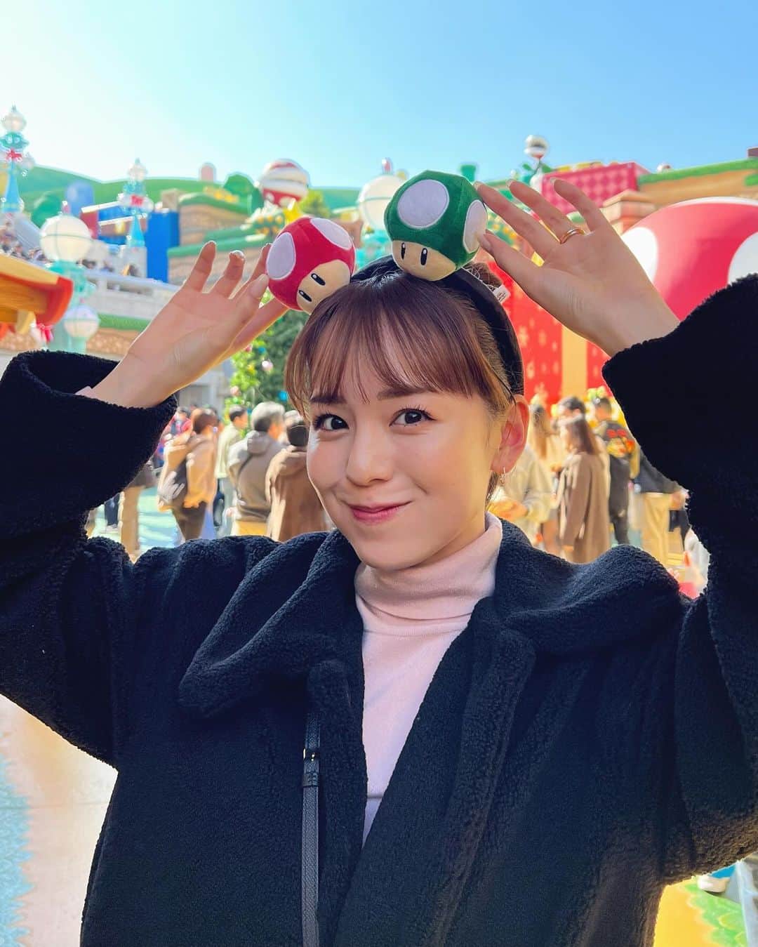 黒田真友香さんのインスタグラム写真 - (黒田真友香Instagram)「ユニバーサル・スタジオ・ジャパンに行ってきた🌏💕   クリスマスシーズン、パーク内もクリスマス仕様になっていて クリスマスイベントも開催されてたりで   いつもとは違う雰囲気でとっても素敵だった♡    この時期限定のNO LIMIT! パレードも観たんだけど 耳に残る音楽でノリノリで楽しすぎました🎉❤️   絶叫系が苦手なので 今回メインで行ったのはスーパー・ニンテンドー・ワールド。   ここは何回来ても世界観が本当にすごい。   本当のマリオの世界に飛び込んだみたいな気分になれて テンションが一気に上がる🍄❤️   やっぱりお目当てはマリオカート　〜クッパの挑戦状〜🚗   友達とキャーキャーいいながら楽しみました🤣 ちなみに2人とも下手くそでした🤣笑    そしてミニオン・パークでゆっくりして ミニオン・ハチャメチャ・ライドにも乗って👀   アミティ・ビレッジにあるボードウォーク・スナックでピザランチ🍕   ここはジョーズ付近のエリアなので サメの形みたいなピザ🦈 美味しかった♡   この時期は特に人気シーズンなので チケットを事前に購入するのが超オススメです！   @klookjpで事前に買えば、入場はスマホのQRコードをかざすだけなのでめちゃくちゃ便利！！  チケット引き換え不要で、発券手数料もナシ🥰 🤫  (1.5day以上は公式だと当日窓口引換 or 郵送だけど、KlookならこちらもバウチャーでOK)   是非このサービスを賢く使って スムーズに素敵な1日をスタートさせてね🎄❤️    #universalstudiosjapan #USJ #PR #nolimit#WeAreMario#SuperNintendoWorld　#Klook #クルック #クリスマス」12月4日 20時34分 - kurodamayukaxx