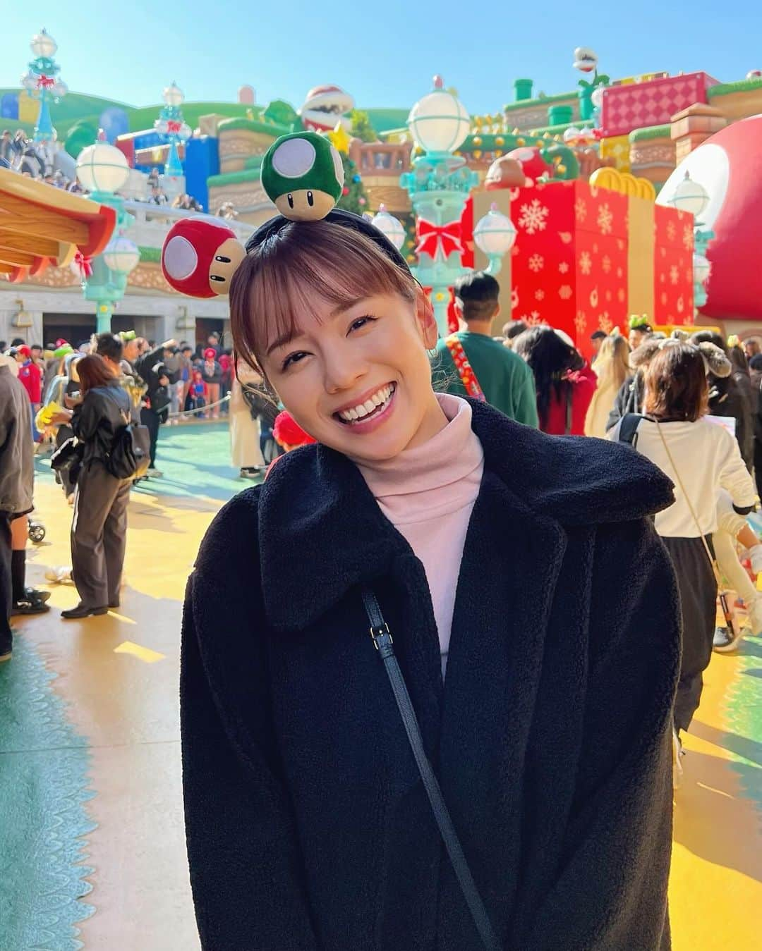 黒田真友香のインスタグラム：「ユニバーサル・スタジオ・ジャパンに行ってきた🌏💕   クリスマスシーズン、パーク内もクリスマス仕様になっていて クリスマスイベントも開催されてたりで   いつもとは違う雰囲気でとっても素敵だった♡    この時期限定のNO LIMIT! パレードも観たんだけど 耳に残る音楽でノリノリで楽しすぎました🎉❤️   絶叫系が苦手なので 今回メインで行ったのはスーパー・ニンテンドー・ワールド。   ここは何回来ても世界観が本当にすごい。   本当のマリオの世界に飛び込んだみたいな気分になれて テンションが一気に上がる🍄❤️   やっぱりお目当てはマリオカート　〜クッパの挑戦状〜🚗   友達とキャーキャーいいながら楽しみました🤣 ちなみに2人とも下手くそでした🤣笑    そしてミニオン・パークでゆっくりして ミニオン・ハチャメチャ・ライドにも乗って👀   アミティ・ビレッジにあるボードウォーク・スナックでピザランチ🍕   ここはジョーズ付近のエリアなので サメの形みたいなピザ🦈 美味しかった♡   この時期は特に人気シーズンなので チケットを事前に購入するのが超オススメです！   @klookjpで事前に買えば、入場はスマホのQRコードをかざすだけなのでめちゃくちゃ便利！！  チケット引き換え不要で、発券手数料もナシ🥰 🤫  (1.5day以上は公式だと当日窓口引換 or 郵送だけど、KlookならこちらもバウチャーでOK)   是非このサービスを賢く使って スムーズに素敵な1日をスタートさせてね🎄❤️    #universalstudiosjapan #USJ #PR #nolimit#WeAreMario#SuperNintendoWorld　#Klook #クルック #クリスマス」