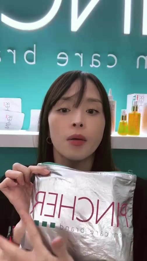 渡部いずみのインスタグラム：「PINCHER®︎から年末のノベルティ開始❗️❗️ こだわりのタイベックス®︎素材のバックinバックのポーチ💚🩷💚🩷🩶」