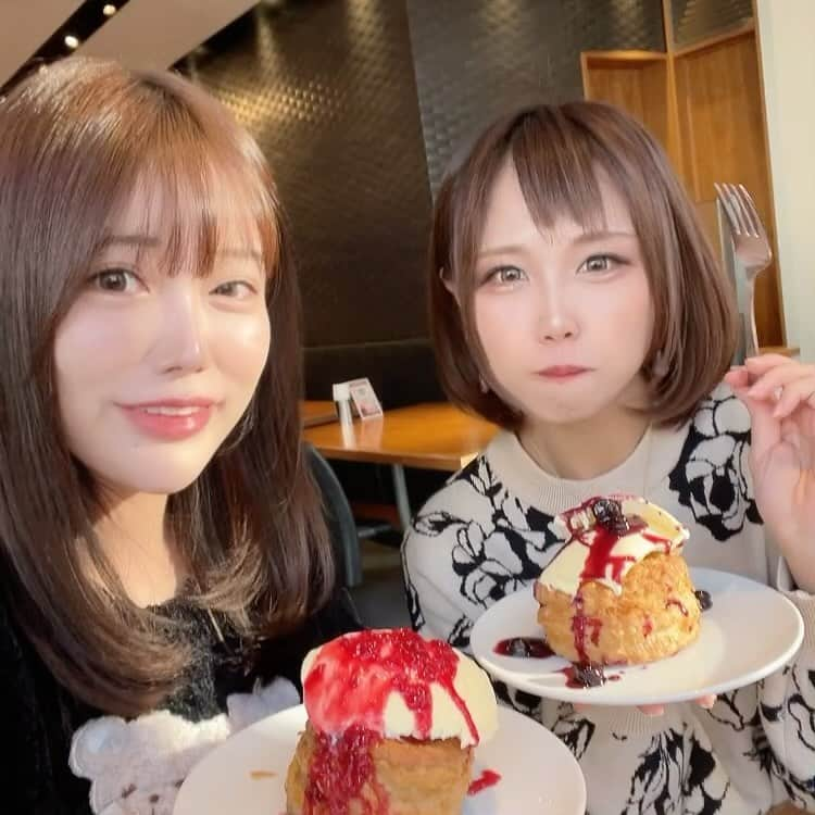 杉絵里香のインスタグラム：「#shutters表参道店  . りあちゃんとランチ💕 . 看板メニューの、ホロッホロのスペアリブと、アップルパイアラモードを食べたよ😋 . スペアリブはフォークだけで食べれちゃうほど柔らかくて美味しかった😳 . アップルパイはソースが選べてあたしはオススメされたブルーベリーにしたよ🫐💕 . 温かいサクサクのパイと冷たいアイスのコラボ🤤 . もう口の中が幸せでしたぁ❤️ . . ごちそうさまでしたぁ☺️ . りあちゃんともたくさん話せて楽しかった🥰 ありがとう〜☺️💕 . . . #pr  #表参道  #明治神宮前  #ランチ  #スペアリブ  #アップルパイアラモード #水槽があるお店  #美味しいお店  #美味しいもの大好き  #東京グルメ  #おしゃれランチ  #女子会  #かわい子ちゃんとデート  #前髪切りすぎてオン眉  #杉絵里香」