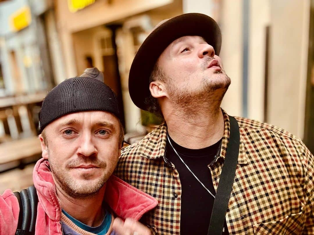 トム・フェルトンのインスタグラム：「To my right hand man. Literally through every film , always had my back. Such a pleasure to be reunited this weekend with this legend.Send some love to my man @josh_herdman_official ❤️🐍」