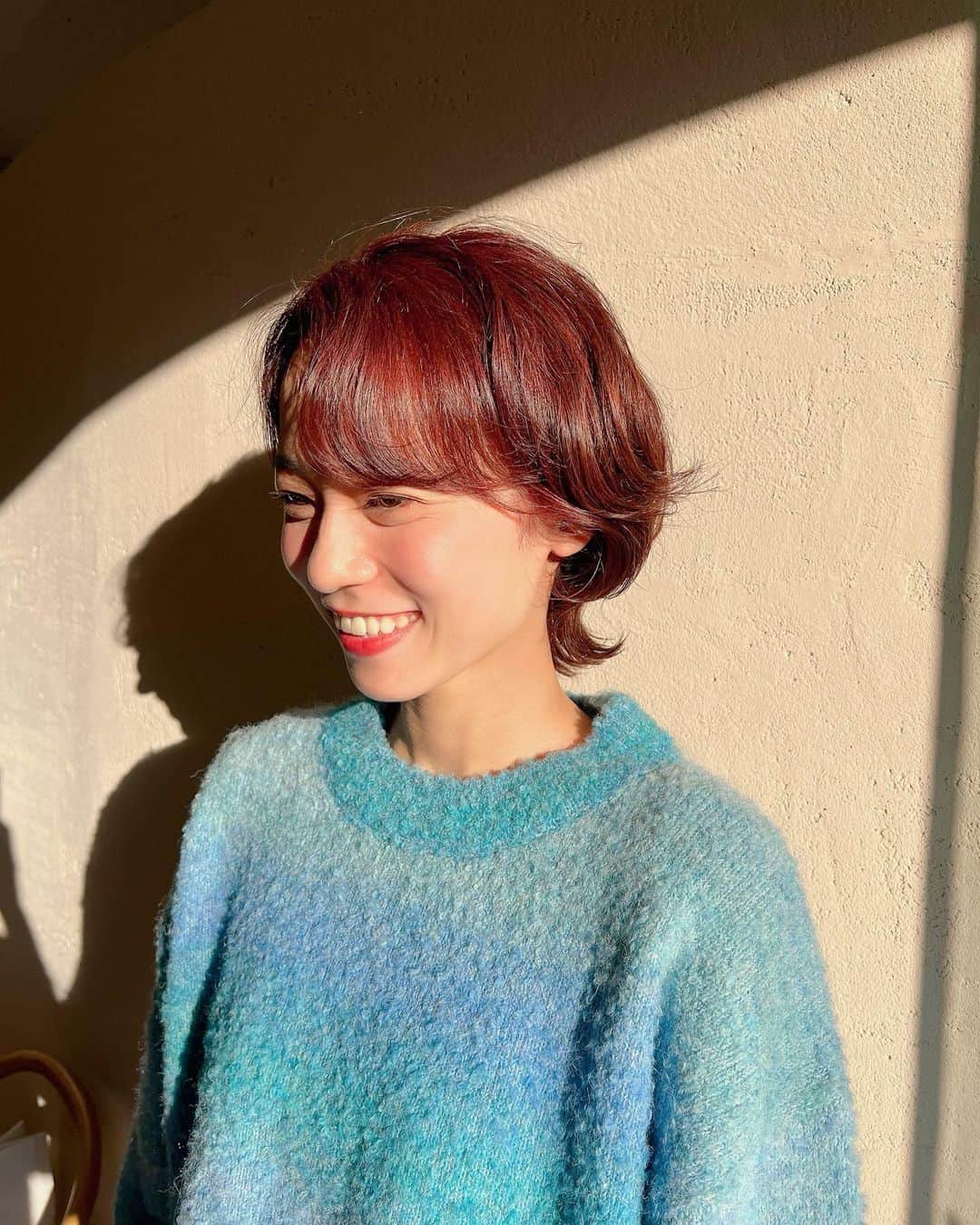 真彩希帆さんのインスタグラム写真 - (真彩希帆Instagram)「みなさま、こんばんは🦊  名古屋に入り、 御園座『LUPIN』公演もあと少しで始まります🥳  先日髪の色を赤っぽくしたよ〜という投稿していなかったなぁと。 日に当たると🍁みたいで綺麗 とっても気に入ってます☺️  退団してから色を入れたりとかしていなかったので 久しぶりで気分も明るくなりました🍎☀️  暖色カラーにする日に あえてのセーターはブルーで🦋🪼  寒色の洋服でも似合う、とっても素敵なバランスで 仕上げて下さってありがとうございました🍒❤️ @yuzuki_kabasawa   帰り道の 黄色く色付いた葉っぱに癒され🍂 秋から冬への移り変わりが見える楽しい季節。  名古屋は寒いかな〜。 あったかく、風邪ひかないように過ごしましょ😌🧶  #ヘアカラーチェンジ #秋色🦊🍎  #一回くるっくるのパーマあててみたい #🤨  #真彩希帆」12月4日 20時41分 - maayakiho