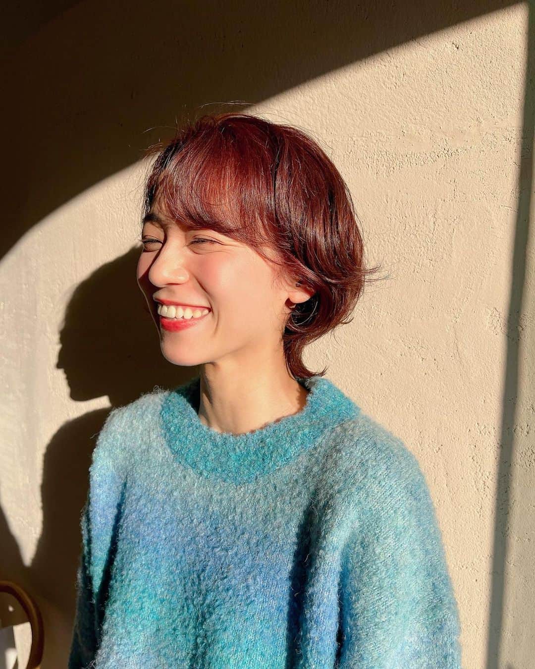 真彩希帆さんのインスタグラム写真 - (真彩希帆Instagram)「みなさま、こんばんは🦊  名古屋に入り、 御園座『LUPIN』公演もあと少しで始まります🥳  先日髪の色を赤っぽくしたよ〜という投稿していなかったなぁと。 日に当たると🍁みたいで綺麗 とっても気に入ってます☺️  退団してから色を入れたりとかしていなかったので 久しぶりで気分も明るくなりました🍎☀️  暖色カラーにする日に あえてのセーターはブルーで🦋🪼  寒色の洋服でも似合う、とっても素敵なバランスで 仕上げて下さってありがとうございました🍒❤️ @yuzuki_kabasawa   帰り道の 黄色く色付いた葉っぱに癒され🍂 秋から冬への移り変わりが見える楽しい季節。  名古屋は寒いかな〜。 あったかく、風邪ひかないように過ごしましょ😌🧶  #ヘアカラーチェンジ #秋色🦊🍎  #一回くるっくるのパーマあててみたい #🤨  #真彩希帆」12月4日 20時41分 - maayakiho