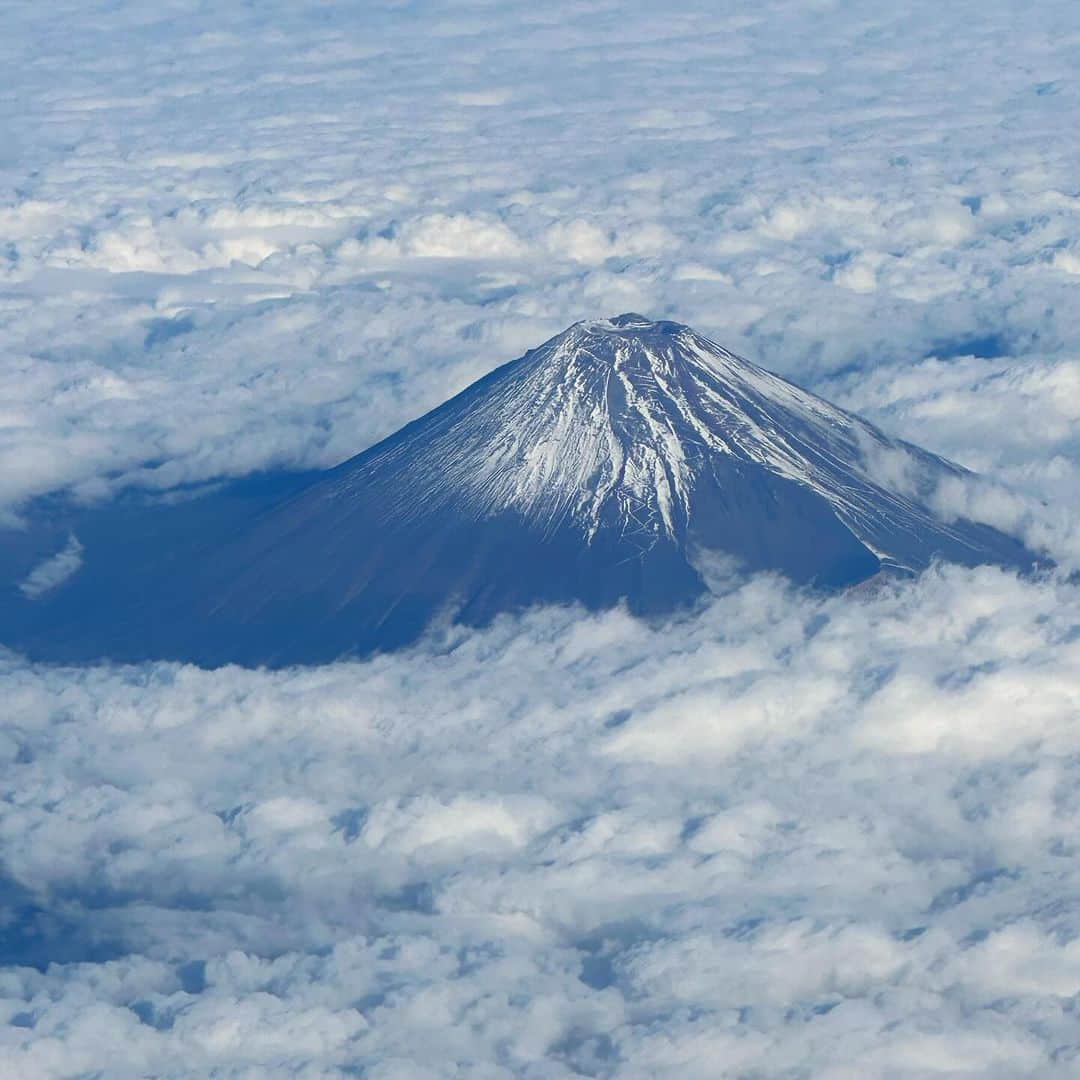 田中律子のインスタグラム：「やっぱり富士山🗻  飛行機移動は窓側、しかも、富士山側にしちゃう✈️  空ってずーっと見てられるな🌞 地上は雨でも雲を抜けていくと青空✨富士山も頭を雲の上に出してるねー🗻もう雪が積もってる⛄️  2枚目写真は、富士山と🗻上の方にお月さま🌕  沖縄でトークショーでした🎤 佐藤先生、永濱さん、聞いてくださったみなさま、ありがとうございました🙏  #okinawa  #okinawalife  #2拠点生活  #飛行機  #席は窓側が好き  #富士山  #トークショー #ハイチーズじゃないよ #うれしーさー」