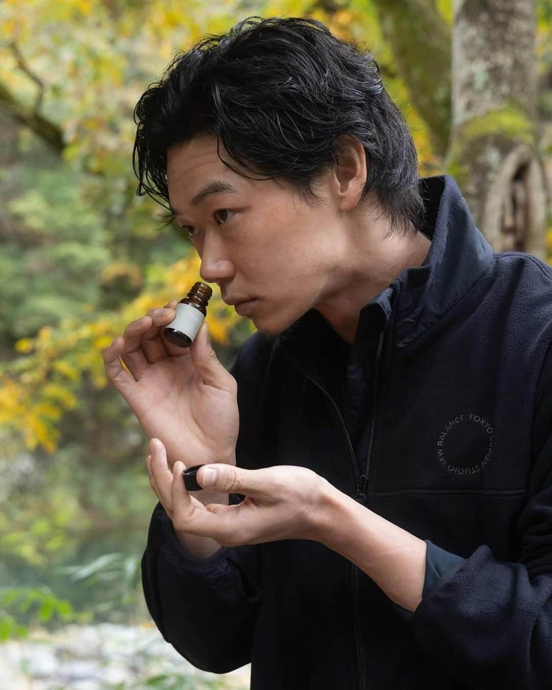 笠松将のインスタグラム：「一緒に行きたいね^_^  植物の恵みを凝縮した、THREE バランシングステムの ブレンド精油を使った、サウナロウリュ体験をしました！ 100%天然由来の濁りないハーブのすっきりとした香りが、 空間いっぱいに広がり、心とからだ、肌まで整いました。  @threecosmetics  #THREEバランシングステム  #THREEステムロウリュ #PR」