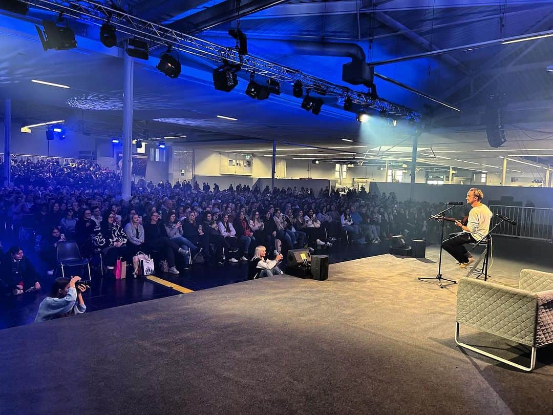 トム・フェルトンのインスタグラム：「A HuGe thank you to everyone who came to show some love to this weekend in Germany ❤️」