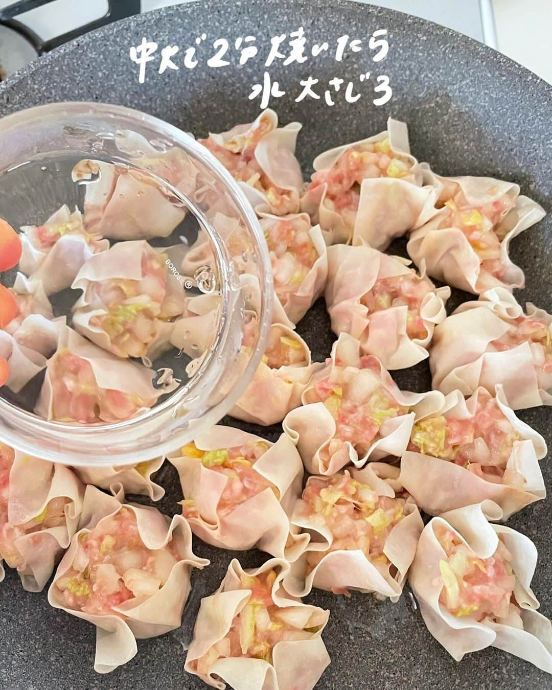 rinaさんのインスタグラム写真 - (rinaInstagram)「【レシピあり▷▶▷スワイプ】 #ほぼ白菜な焼きシュウマイ 。  絶品‼️ほぼ白菜🙌 褒められる大絶賛の焼きシュウマイ。  ヘルシーなのに大満足◎ カリカリな底とふっくらジューシーな餡が美味しすぎて止まらんやつです😋 お肉より野菜の方が多いんでペロリと軽く食べられます。 もちろん余ったらお弁当にもどうぞ！ 超絶おすすめなんで、白菜めちゃ安いこの時期にぜひ。  ーーーーーーーーーー  2人分(20個分)  •白菜…200g •玉ねぎ…1/2個 •豚ミンチ…100g ●片栗粉…大2 ●みりん…大1 ●鶏ガラ…小1 ●砂糖…小2 ●醤油…小1 ●ごま油…小1 ●生姜チューブ…3cm ●塩こしょう…少々 •シュウマイの皮…20枚 •サラダ油…大1 •水…大3 •味ぽん、からしなど  ①白菜と玉ねぎをみじん切りにして、ミンチと●をポリ袋でもみ混ぜる。  ②フライパンにサラダ油を引いておき、シュウマイの皮に餡を小1強くらいのせ包並べていく。 ◆包むと言うより握り整える感じです！  ③中火で2分ほど焼いたら水を加え蓋をして、中弱火で6分蒸し焼きにする。  ④蓋を取り火を強めてカリッと仕上げる。 味ぽんやカラシなどお好みでつけてどうぞ！  ーーーーーーーーーー  今日もかんぱーい◎！  。  #節約レシピ #簡単レシピ #節約生活 #簡単料理  #おかず  #簡単ごはん #暮らしの工夫 #今日のおかず#節約 #節約ごはん #晩ごはん#夜ごはん#おつまみに最高  #おうちごはん#おうちカフェ  #シュウマイ #白菜レシピ #白菜 #しゅうまい #焼売 #自炊レシピ #自炊ごはん #ヘルシーメニュー #ヘルシーレシピ」12月4日 20時43分 - rina_kitchen