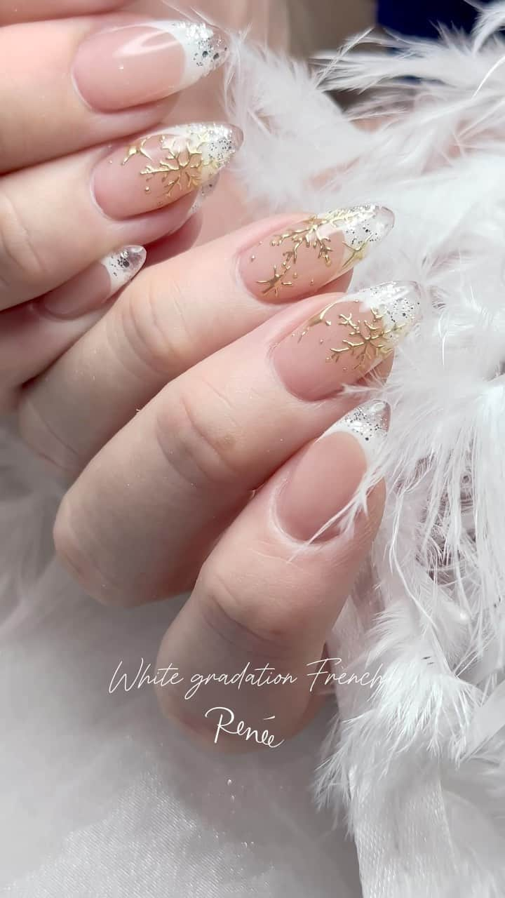 埜藤理恵のインスタグラム：「White gradation French❄️ 雪の結晶がポイントで可愛い♡  #クリスマスネイル#冬ネイル  □ Rie Nofujiプロデュース @tree01official エプロン 好評発売中  □ Renée professional brush シリーズ ＊オーバル ＊トップフレンチ ＊スマートフラット Renée web shop 全国ネイルディーラーにて発売中 プロフィールURLより飛べます  □ 店舗詳細 ⇩ 大阪府大阪市北区堂山町1-2 R&Eビル3階 am10:00〜pm20:00 JR大阪駅から徒歩7分 阪急梅田駅から徒歩7分 御堂筋梅田駅から徒歩7分  ご予約は サロンの公式LINEより受け付けております。 @rrieenee プロフィールURLより LINE飛べます。 LINEにて行き方動画も配信しておりますので ご参考くださいませ  #nailsalonRenee#ネイルサロンレネ #大阪ネイルサロン #梅田ネイルサロン #大阪ネイル#梅田ネイル」