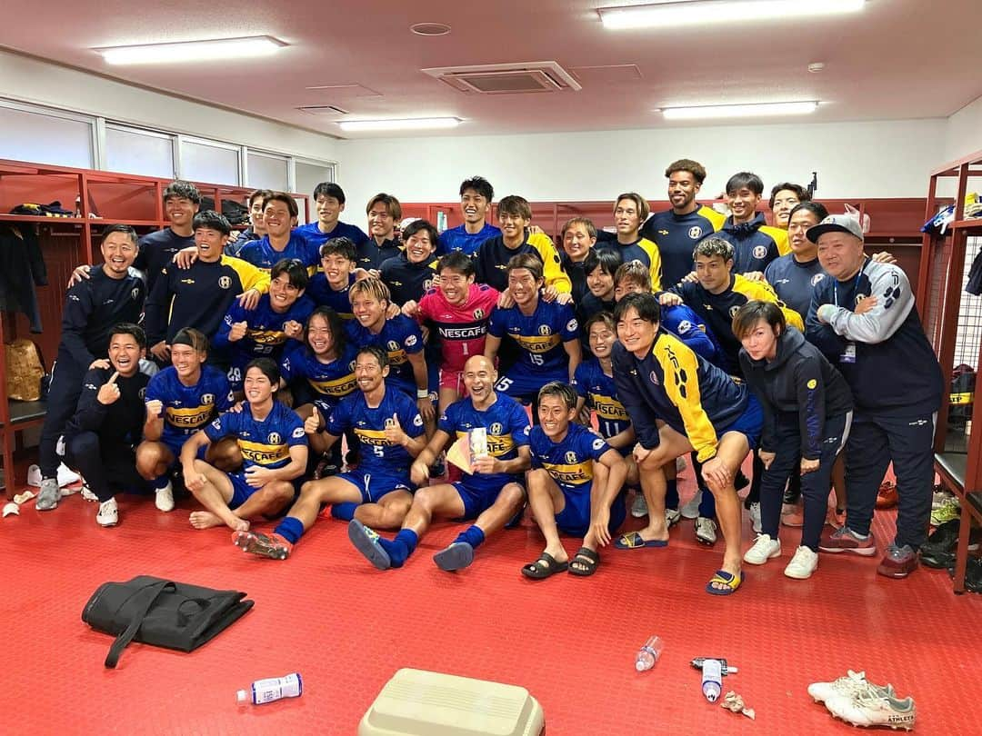 安藝正俊のインスタグラム：「【JFL・地域リーグ入れ替え戦】  vs VONDS市原　1-0 win  無事にJFL残留が決まりました❗️ ホントよかったぁ、ホッとしてます😂  個人的にもこんな叫んで、こんな気合い入って、燃えたこの試合は特別だった  しかも、今シーズン初の120分… よく体力とハムストリング耐えてくれた😂  古巣であるVONDS市原との試合という事や  もう九州リーグに落ちたくないという必死な想いや  沖縄SVやそれ以前からプレーさせてもらったタカさんとオカの引退前最後の試合だったり  絶対、勝たなきゃいけない要素が詰まりに詰まった特別な試合⚽️  人生の中でもそうない、スリルと特別な想いがあったね❗️  勝てて良かった🙌  VONDS市原のスタッフにも一緒にプレーした仲間がいたし、  VONDSファンの皆様やサッカー協会の方々もみんなが声かけてくれて嬉しかった☺️  勝っての恩返しになってしまいましたが、これからまたお互い頑張りましょう🔥  今シーズン最後を勝利と残留で締めくくれて良かった❗️  2023シーズンも多くのご声援、ご支援ありがとうございました❗️  #沖縄#沖縄移住#沖縄SV#サッカー#JFL#VONDS市原#関東リーグ#okinawa#okinawalife#soccer#football#boca」