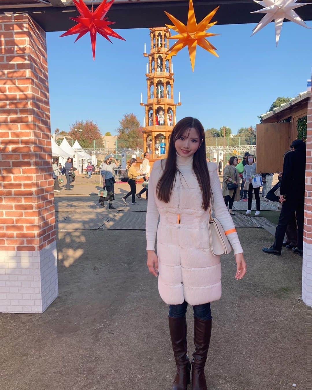 山下みちるさんのインスタグラム写真 - (山下みちるInstagram)「・ 外苑前のクリスマスマーケット🎄♥️  可愛い雑貨がたくさん、、🥹🫶🏻 ガラスのツリーにオーナメントに たくさん可愛いものゲットしました😻😻  食べ物もおいしかった🤍 ・  #クリスマスマーケット  #外苑前   #クリスマス #ファッション  #오오티디  #데일리 #ootd  #christmas  #fashion #instagood  #🎄」12月4日 20時50分 - hello_chiruchiru