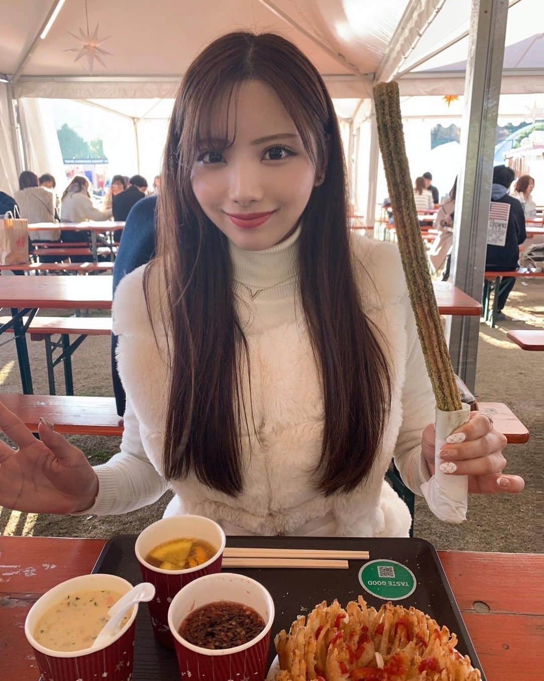 山下みちるさんのインスタグラム写真 - (山下みちるInstagram)「・ 外苑前のクリスマスマーケット🎄♥️  可愛い雑貨がたくさん、、🥹🫶🏻 ガラスのツリーにオーナメントに たくさん可愛いものゲットしました😻😻  食べ物もおいしかった🤍 ・  #クリスマスマーケット  #外苑前   #クリスマス #ファッション  #오오티디  #데일리 #ootd  #christmas  #fashion #instagood  #🎄」12月4日 20時50分 - hello_chiruchiru