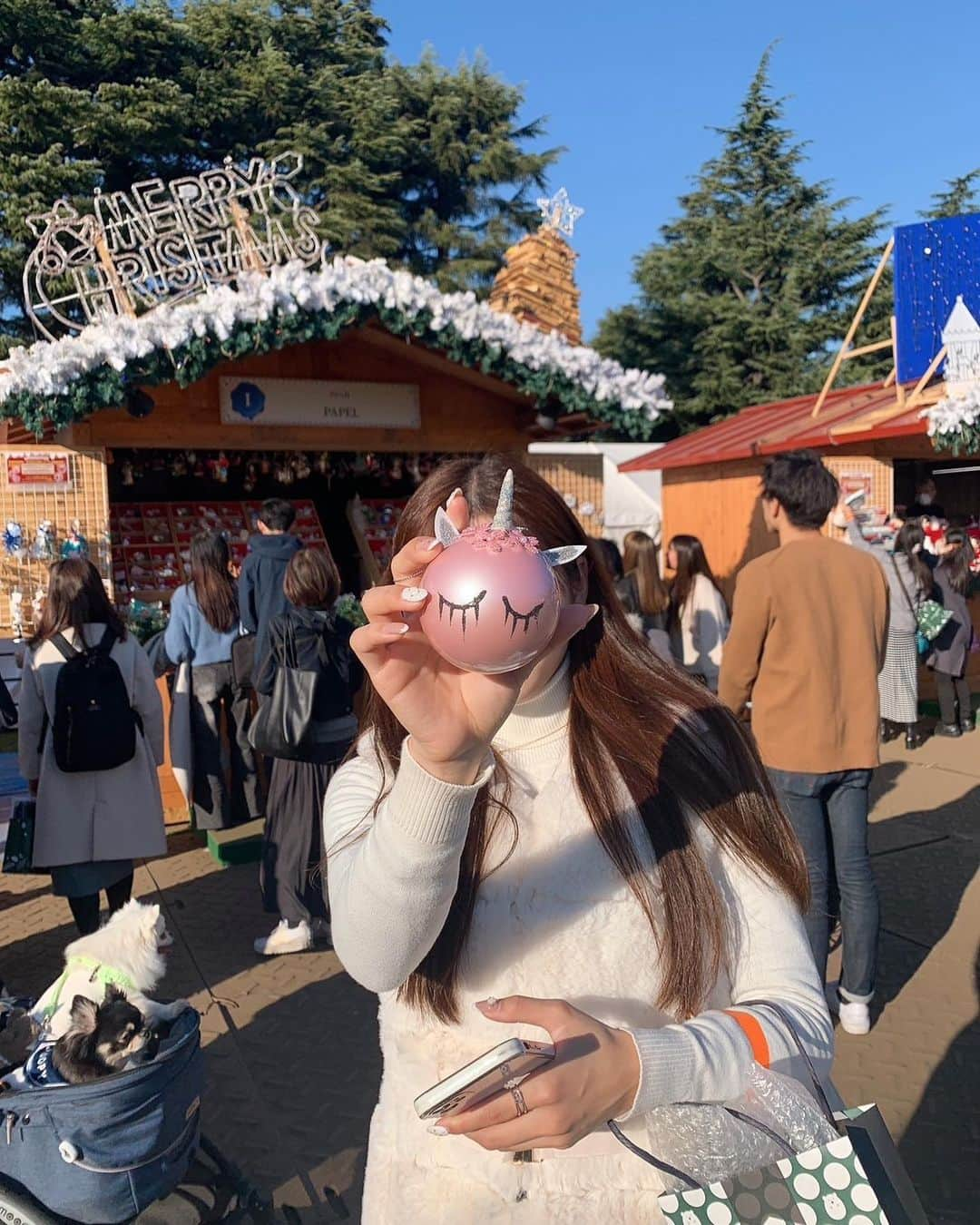 山下みちるさんのインスタグラム写真 - (山下みちるInstagram)「・ 外苑前のクリスマスマーケット🎄♥️  可愛い雑貨がたくさん、、🥹🫶🏻 ガラスのツリーにオーナメントに たくさん可愛いものゲットしました😻😻  食べ物もおいしかった🤍 ・  #クリスマスマーケット  #外苑前   #クリスマス #ファッション  #오오티디  #데일리 #ootd  #christmas  #fashion #instagood  #🎄」12月4日 20時50分 - hello_chiruchiru