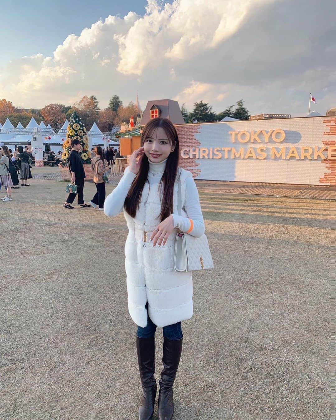 山下みちるさんのインスタグラム写真 - (山下みちるInstagram)「・ 外苑前のクリスマスマーケット🎄♥️  可愛い雑貨がたくさん、、🥹🫶🏻 ガラスのツリーにオーナメントに たくさん可愛いものゲットしました😻😻  食べ物もおいしかった🤍 ・  #クリスマスマーケット  #外苑前   #クリスマス #ファッション  #오오티디  #데일리 #ootd  #christmas  #fashion #instagood  #🎄」12月4日 20時50分 - hello_chiruchiru