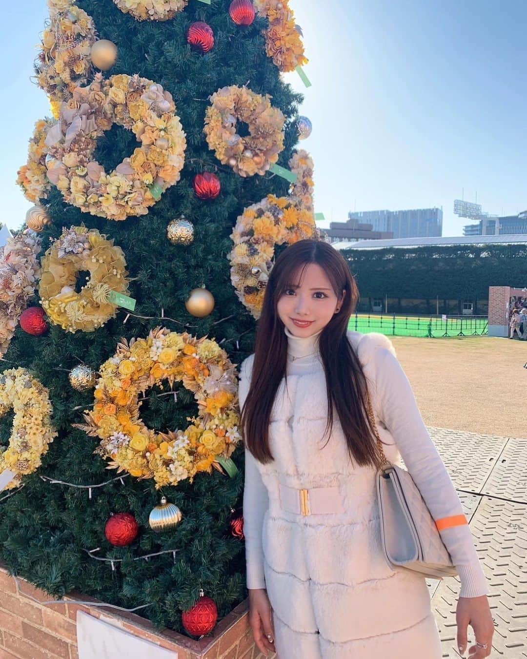 山下みちるさんのインスタグラム写真 - (山下みちるInstagram)「・ 外苑前のクリスマスマーケット🎄♥️  可愛い雑貨がたくさん、、🥹🫶🏻 ガラスのツリーにオーナメントに たくさん可愛いものゲットしました😻😻  食べ物もおいしかった🤍 ・  #クリスマスマーケット  #外苑前   #クリスマス #ファッション  #오오티디  #데일리 #ootd  #christmas  #fashion #instagood  #🎄」12月4日 20時50分 - hello_chiruchiru
