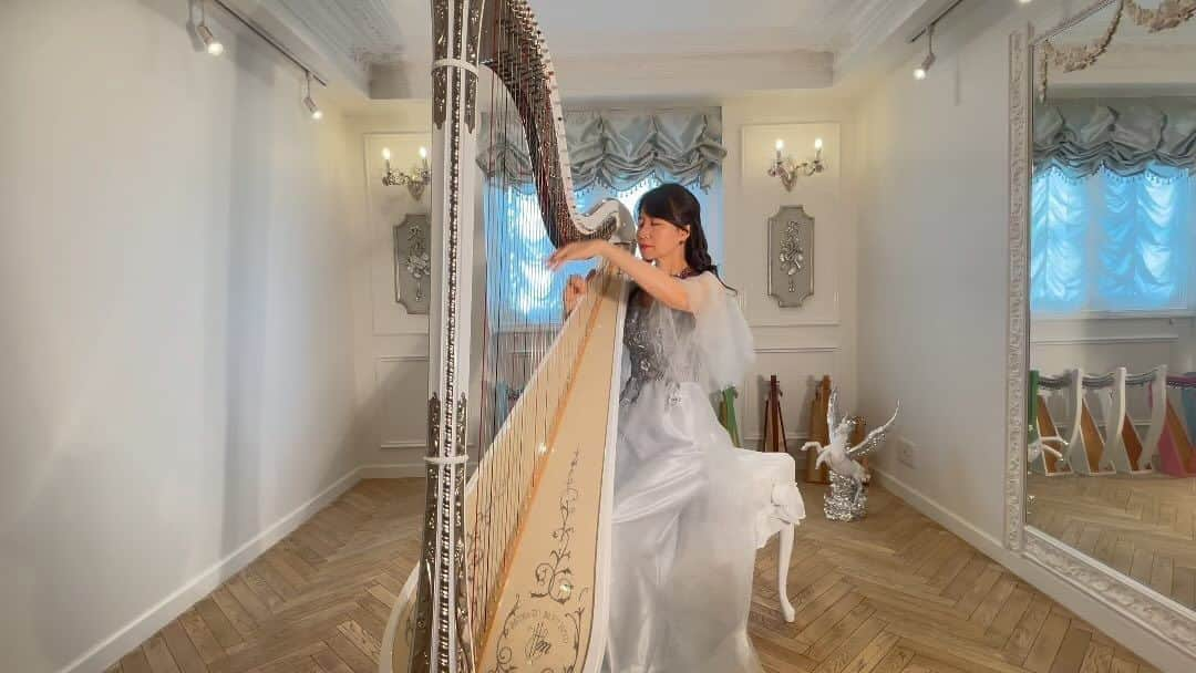 松岡みやびのインスタグラム：「#愛の讃歌 #シャンソン #ピアフ  #hymnealamour  #piaf   arranged by Miyabi full version YouTube "Miyabi Harp"  大切な恋人を想って歌う愛の曲  だけどフェアリー弾きのように優しいのとは違う  あなたのためなら死んでもいいし世界中を敵に回したっていい！！  と高らかに宣言する  もっと力強い愛の炎🔥  ミヤビメソードが開発した  #サムライペガサス弾き  で表現してみました❤️⚔️  紫の薔薇の花をイメージした カデンツァも作曲したのでフルバージョンは…  YouTube"Miyabi Harp"見てね✨」