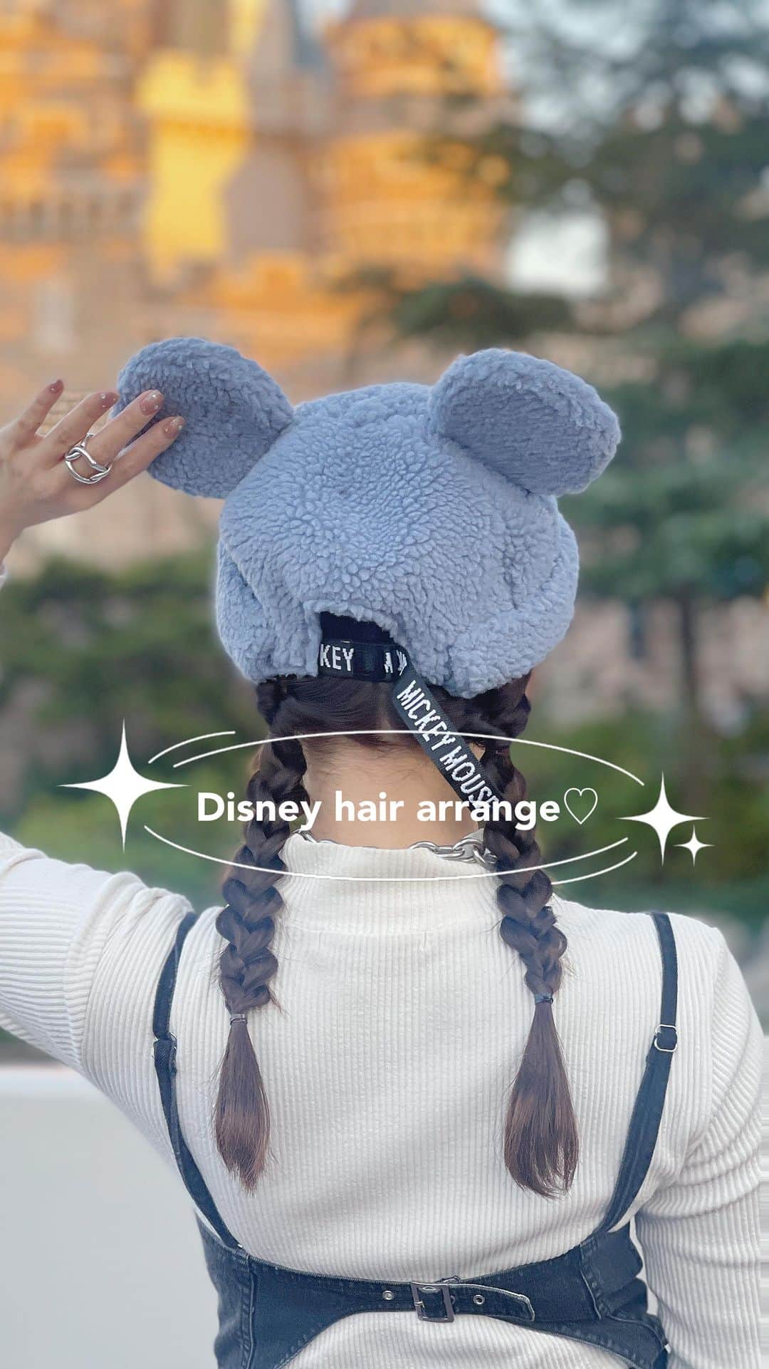 MANAE【Violet】のインスタグラム：「Disney hair  arrange♡ . 好評だったのであげちゃう🙋‍♀️ . ディズニーでボサボサになったら結んじゃいましょー！！ . #ディズニーアレンジ　#ディズニー　#disney  #disneyland  #disneyhair  #ヘアアレンジ　#ヘア　#アレンジ動画　#アレンジ　#ヘアスタイル」