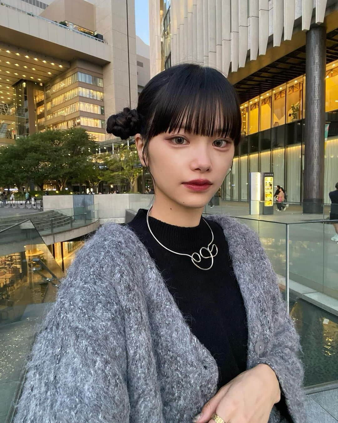 椎名伊織のインスタグラム：「natubeaute（ナチュボーテ）フェイシャルエッセンスマスクシート✨🌙  忙しい時代を生き抜く女性を応援する”手軽な高品質の時短スキンケア🤍⏱  10種類全てに肌荒れケア成分（ツボクサエキス・ナイアシンアミド）を配合！ マスク生活で敏感になったお肌や、肌荒れなどのトラブル肌へのケアにもおすすめです。  肌の乾燥や化粧ノリの悪さが気になる時に使用すると艶やかでキメの整ったしっとりしたお肌へ導きます🤕✨  楽天スーパーSALEにて 12/4（月）20:00～12/5(火)23:59まで限定でシートマスク20枚セットが通常価格 3,500円がクーポンで半額1,750円になります。  「acmask20」で検索💁🏼  @acuebshop_cosme #ナチュボーテ #natubeaute #ナチュマスク #エーキューブショップ #美容 #コスメ #韓国コスメ #フェイスマスク #フェイスパック #キャンペーン #クーポン #PR」