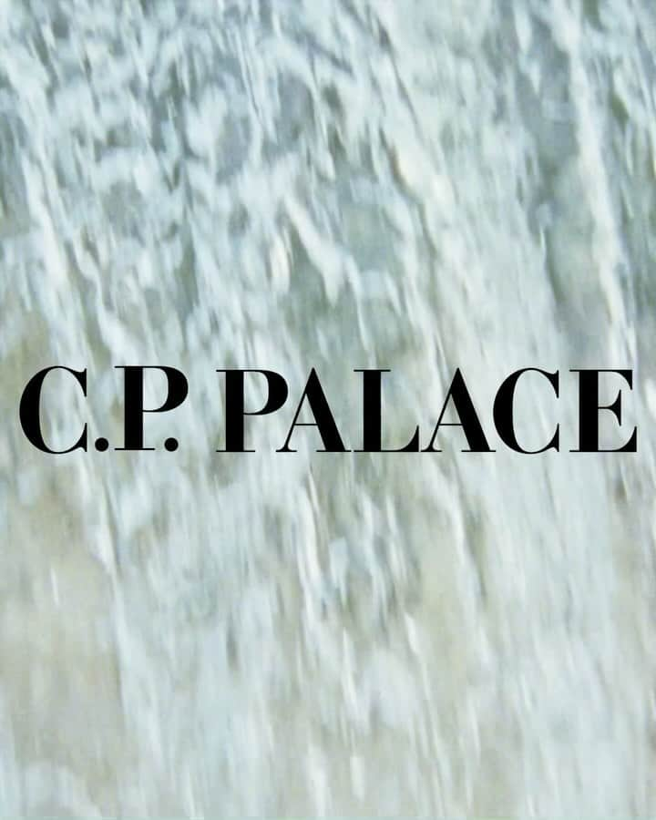 シーピーカンパニーのインスタグラム：「♻️ • PALACE CP COMPANY • TO LIFE • TO LOVE • TO GOGGLE JACKETS 🎯🤌🇮🇹 • LAUNCHING FRIDAY DECEMBER 8TH: • UK, US & EU • LAUNCHING SATURDAY DECEMBER 9TH: • JAPAN & CHINA 🎥🎬 @michael__j__fox & Stuart Hammond」