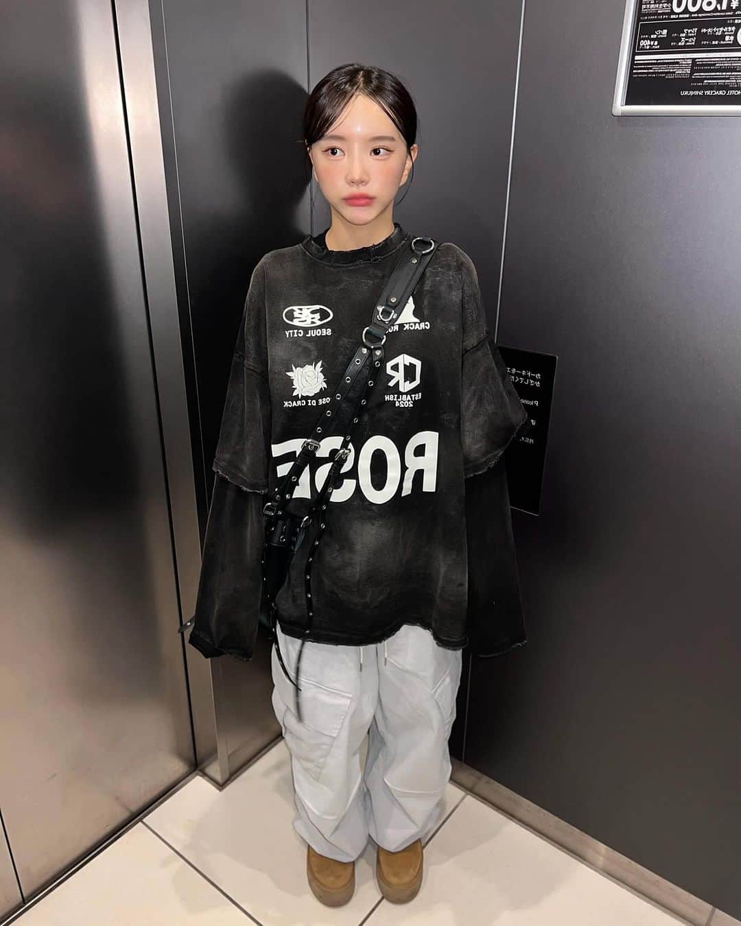 ハン・アルムソンイさんのインスタグラム写真 - (ハン・アルムソンイInstagram)「일본갈가 ? 하고 뱅기표 끈어서 담날 바로 출발 ... 주말껴서 대충 다녀왔다 .. !새로산 브이로그 카메라 고장나서 못찍고 ..삐끼들한테 바가지 당해서 냉동꼬치 13만원주구 머겄지만 여행이 원래 다 그런거아니겠냐며 ~」12月4日 20時57分 - areumsongee