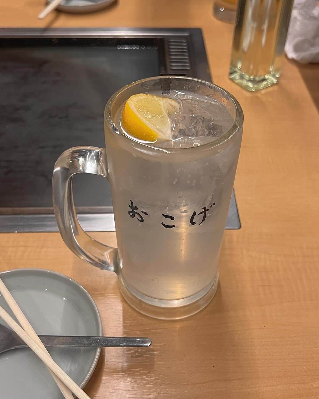 ハン・アルムソンイさんのインスタグラム写真 - (ハン・アルムソンイInstagram)「일본갈가 ? 하고 뱅기표 끈어서 담날 바로 출발 ... 주말껴서 대충 다녀왔다 .. !새로산 브이로그 카메라 고장나서 못찍고 ..삐끼들한테 바가지 당해서 냉동꼬치 13만원주구 머겄지만 여행이 원래 다 그런거아니겠냐며 ~」12月4日 20時57分 - areumsongee