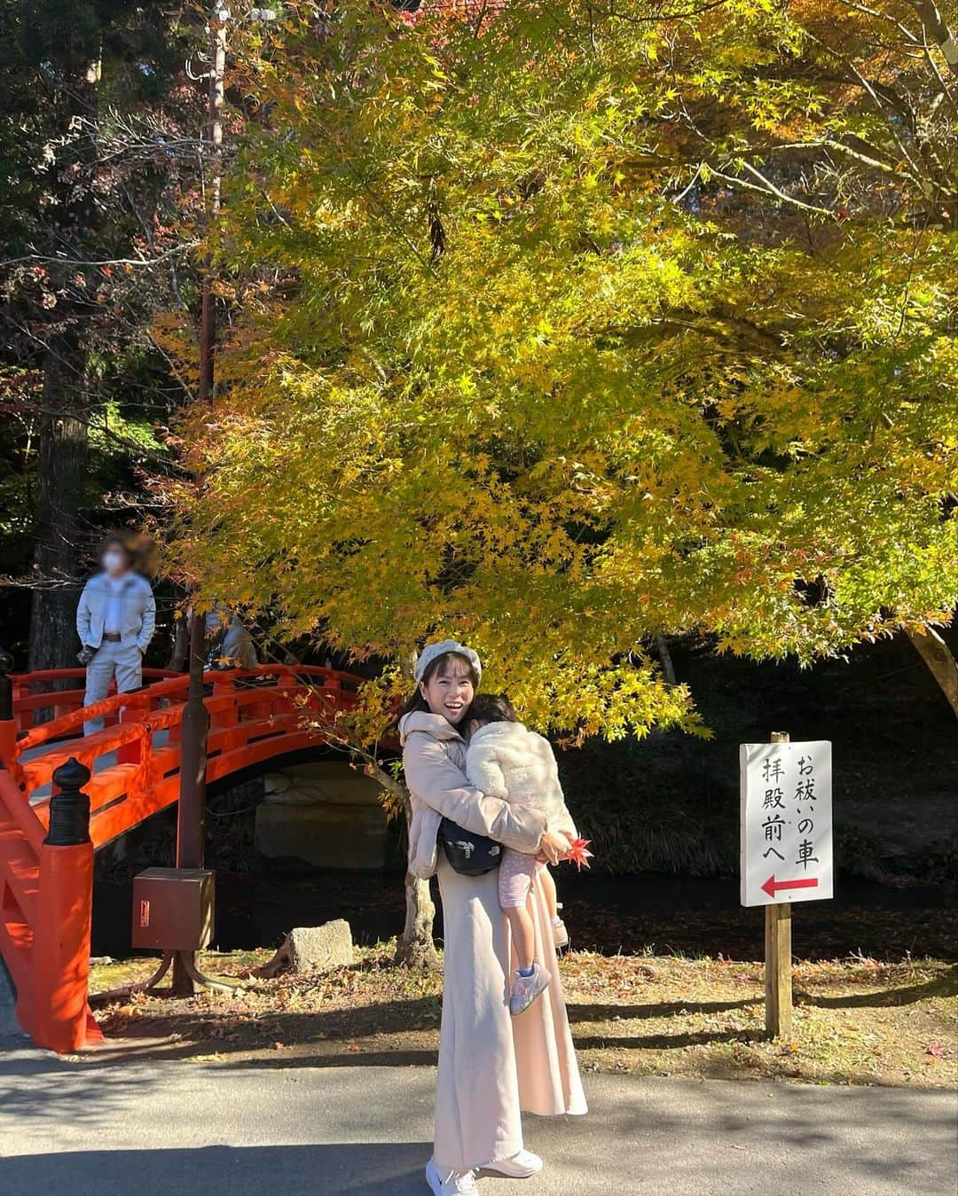 重長智子のインスタグラム：「. . 娘と朝活🍁 珍しく平日休みだったので 森町の小國神社へ。 . 地元の方によると、 紅葉の見頃は過ぎているようですが、 初めて見た私たちには見応えがありました☺️ . 朝の澄んだ空気、 紅葉した木々からの木漏れ日に 癒されました♡ . 3歳の娘と落ちた赤や黄色の葉を見つけて 綺麗だねー、と話をする。 そんな時間も幸せだと感じました。 . 偶然、新郎新婦が紅葉と写真撮影していて 幸せのお裾分けもしてもらいました。 . 師走に入って急に冷えてきました。 インフルエンザも流行っていますので 皆さんもお気を付けください。 . . #静岡県 #森町 #小國神社 #パワースポット #紅葉スポット #癒し #いいことありそうな予感 #3歳女子 #気分屋です」