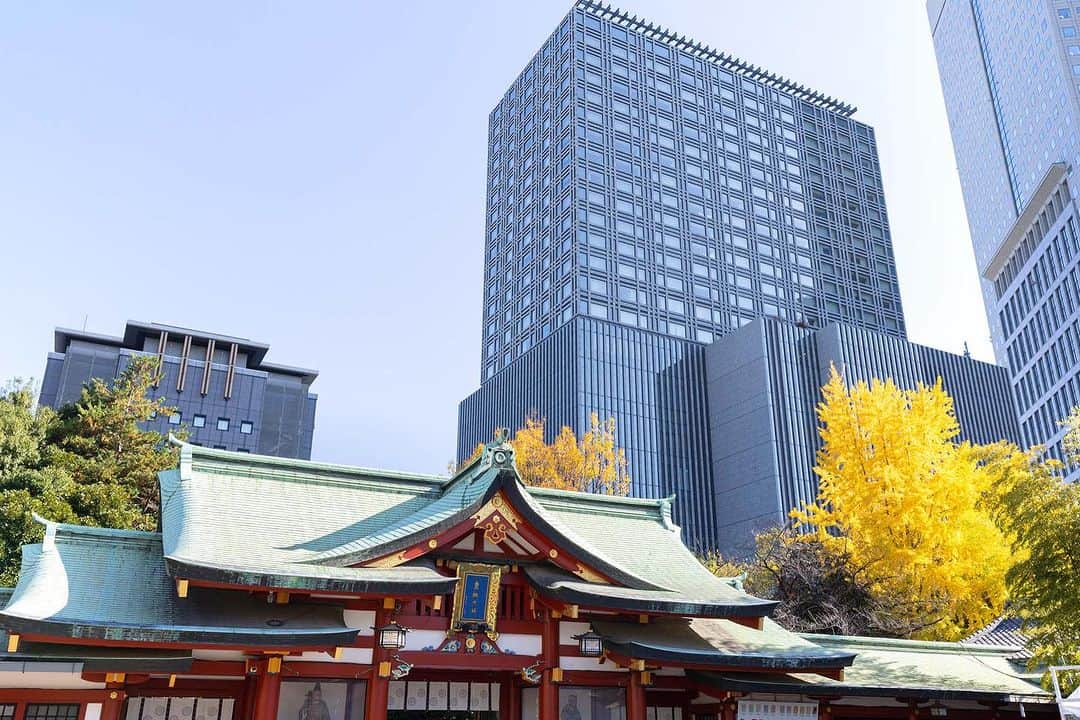 ザ・キャピトルホテル 東急 公式のインスタグラム：「当ホテルよりわずか徒歩2分の距離に佇む #日枝神社 は、東京でも屈指の#パワースポット 。方位除や厄除、縁結びや子宝、安産にもご利益があるとされています。  滞在中のお散歩ルートとして、都心とは思えない静けさと豊かな杜をご満喫ください✨⛩️  詳細は @thecapitolhoteltokyu のプロフィールリンクよりご覧ください。 __________  Hie Shrine, a sacred spot for the people of Tokyo, is just a 2-minute walk from The Capitol Hotel Tokyu. Renowned for protecting against misfortune, matchmaking powers, and support for childbearing and safe delivery, the shrine holds unique significance.   Take a leisurely stroll there during your stay to immerse yourself in the tranquil and serene ambience, a rare and precious escape amidst the bustling heart of the city. 🌟⛩️  *For more details, please check the link in our bio: @thecapitolhoteltokyu __________  #ザキャピトルホテル東急 #都心のオアシス #神社 #神社めぐり #パワースポット神社 #開運#東京観光  #CapitolHotelTokyu  #LuxuryTokyo #LuxuryJapan #CapitolHotelExperience #TokyoLuxuryLife #CapitolHotel #TokyuHotelTokyo #TokyuHotelJapan #tokyo #japantrip #discovertokyo #visittokyo #shrine #japantemple #ThePrefferedLife」