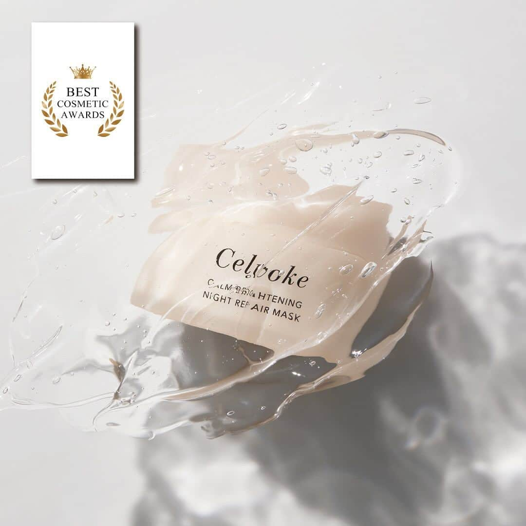 celvoke.jpのインスタグラム：「BEST COSMETICS AWARDS 2023下半期 ベストコスメ受賞  皆様にご愛顧いただき多くの商品が多数のメディアで受賞いたしました。  カームブライトニング ナイトリペアマスク　¥4,730（税込）  貯水CICA*ヴェールで集中美容。ナイトリペアマスク誕生。*ツボクサ葉水、ツボクサ葉エキス（すべて保湿成分） みずみずしいジェルが軽やかに伸び広がり、パックに変化。国産オーガニックCICA成分*1を配合した、独自の“貯水CICAヴェール処方”が、肌を潤いで包み込みながら有用成分を角層へ届けます。翌朝、潤いで満たされたもっちり肌へ。 睡眠を味方に、美肌へと働きかける“ナイトリペアエッセンス*2”配合。 寝ている時間を活用して、クリアで透明感*3のある素肌へと導きます。 おやすみ前のシーンに合わせたナイトブレンドの香り。国産のカボス精油を加え、柚子を基調にゼラニウム*4やパチョリ、オレンジ、ベルガモット、フランキンセンス*5、ヒノキといった、樹木や果実、葉から抽出した10種類の精油をブレンド。香りの奥行きが、眠りにつく前のゆったりとした時間を彩ります。  フリー成分:石油系界面活性剤・合成香料・合成着色料・合成ポリマー・パラベン・鉱物油・シリコン・動物由来成分  *1 ツボクサ葉水、ツボクサ葉エキス（すべて保湿成分）　*2 ラベンダー花エキス、ブドウ果実エキス、温州ミカン果皮エキス（すべて保湿成分）　*3 保湿による　*4 ニオイテンジクアオイ油 　*5 ニュウコウジュ油  ■使用方法：夜のスキンケアの最後に、適量（パール粒大）をお肌になじませてください。洗い流しやふき取りの必要はありません。  ・VOCE 2023年下半期ベストコスメ　スペシャルケア部門　3位 ・MAQUIA 発表！美のプロ77人が選んだ名品だけベストコスメ2022年下半期―スキンケア編　スペシャルケア部門　5位 ・エルジャポン　美容のプロたちが愛する超私的マイベストコスメclean beauty部門　3位  #Celvoke　#ベストコスメ　#セルヴォーク　#2024ベスコス　#2024下半期ベスコス #スキンケア」