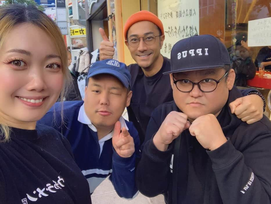 木尾陽平さんのインスタグラム写真 - (木尾陽平Instagram)「飯テロ失礼！『人類みなウチのラーメン』 アメ村のビッグステップ前にオープンするmisonoさんと人類みな麺類のコラボ店！ ラーメンは3種！ 3人で行ったので全種類注文して食べ比べしました！ misoのピリ辛な濃厚パンチ力！ Umiの昆布と魚介の旨味！ Soyの醤油のまろやかさと甘み！ どれもめちゃくちゃ美味しい！ そしてトッピングのチャーシューはレアと豚バラのWにして間違いなし！ 聞いたら大坂味噌は｢のだ麺｣さんが監修してるとの事！納得！ 余裕の完食！天下一武道会終わり！  プレオープンの時点でこのクオリティ！ お店の雰囲気も店員さんも明るいハッピーなお店！ 減量オフシーズンの定番にします！ 減量期は2階にある焼き鳥屋『ウチのヤキトリ』へ！ このビルで完結してまう！笑  皆さんも是非！！   #人類みなウチのラーメン  #ウチのヤキトリ」12月4日 21時00分 - ykio1113