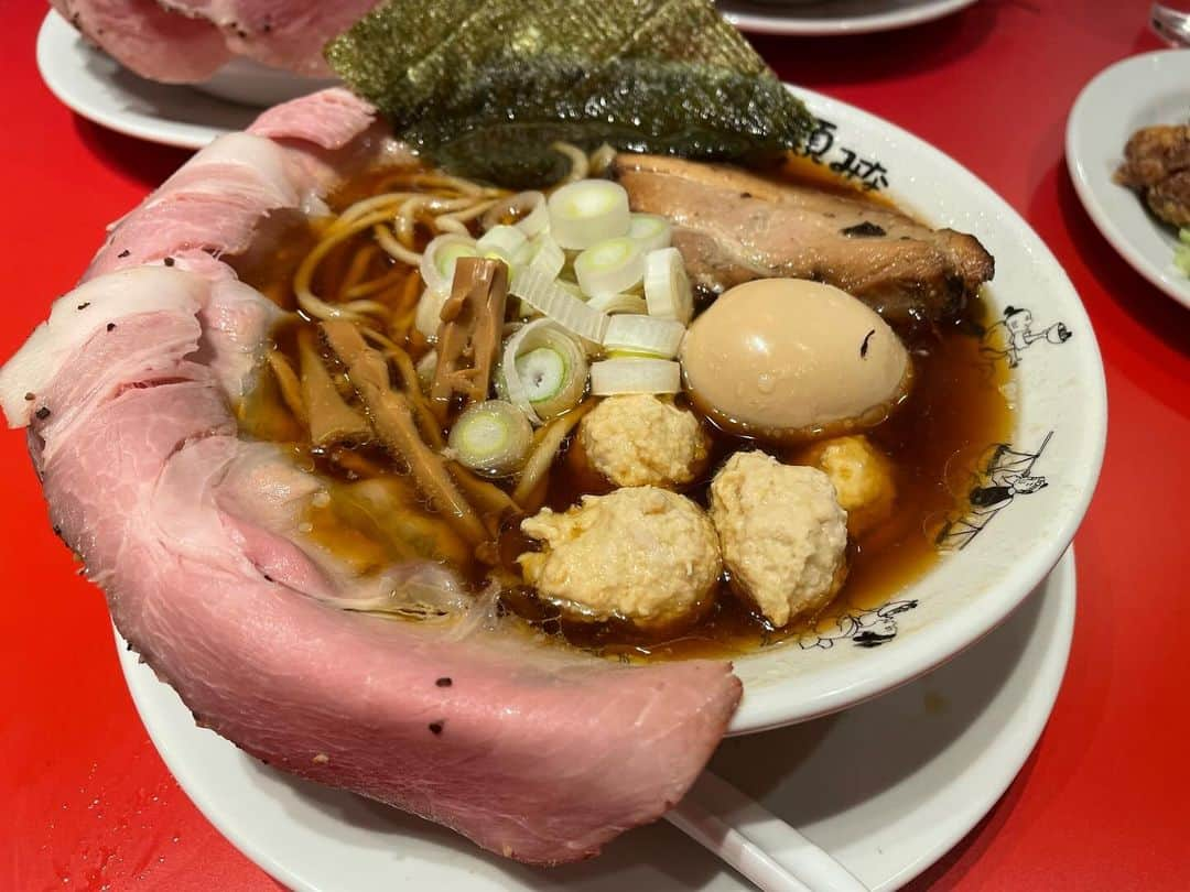 木尾陽平のインスタグラム：「飯テロ失礼！『人類みなウチのラーメン』 アメ村のビッグステップ前にオープンするmisonoさんと人類みな麺類のコラボ店！ ラーメンは3種！ 3人で行ったので全種類注文して食べ比べしました！ misoのピリ辛な濃厚パンチ力！ Umiの昆布と魚介の旨味！ Soyの醤油のまろやかさと甘み！ どれもめちゃくちゃ美味しい！ そしてトッピングのチャーシューはレアと豚バラのWにして間違いなし！ 聞いたら大坂味噌は｢のだ麺｣さんが監修してるとの事！納得！ 余裕の完食！天下一武道会終わり！  プレオープンの時点でこのクオリティ！ お店の雰囲気も店員さんも明るいハッピーなお店！ 減量オフシーズンの定番にします！ 減量期は2階にある焼き鳥屋『ウチのヤキトリ』へ！ このビルで完結してまう！笑  皆さんも是非！！   #人類みなウチのラーメン  #ウチのヤキトリ」