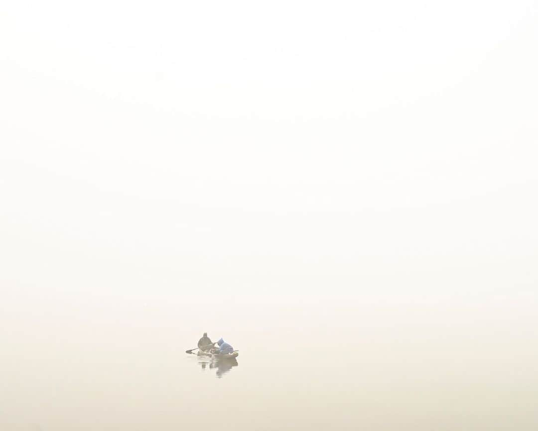 AFP通信さんのインスタグラム写真 - (AFP通信Instagram)「A man rows a boat amid dense fog in the Dal Lake in Srinagar.⁣ ⁣ 📷 @tauseefmustafa ⁣ #AFPPhoto」12月4日 21時00分 - afpphoto