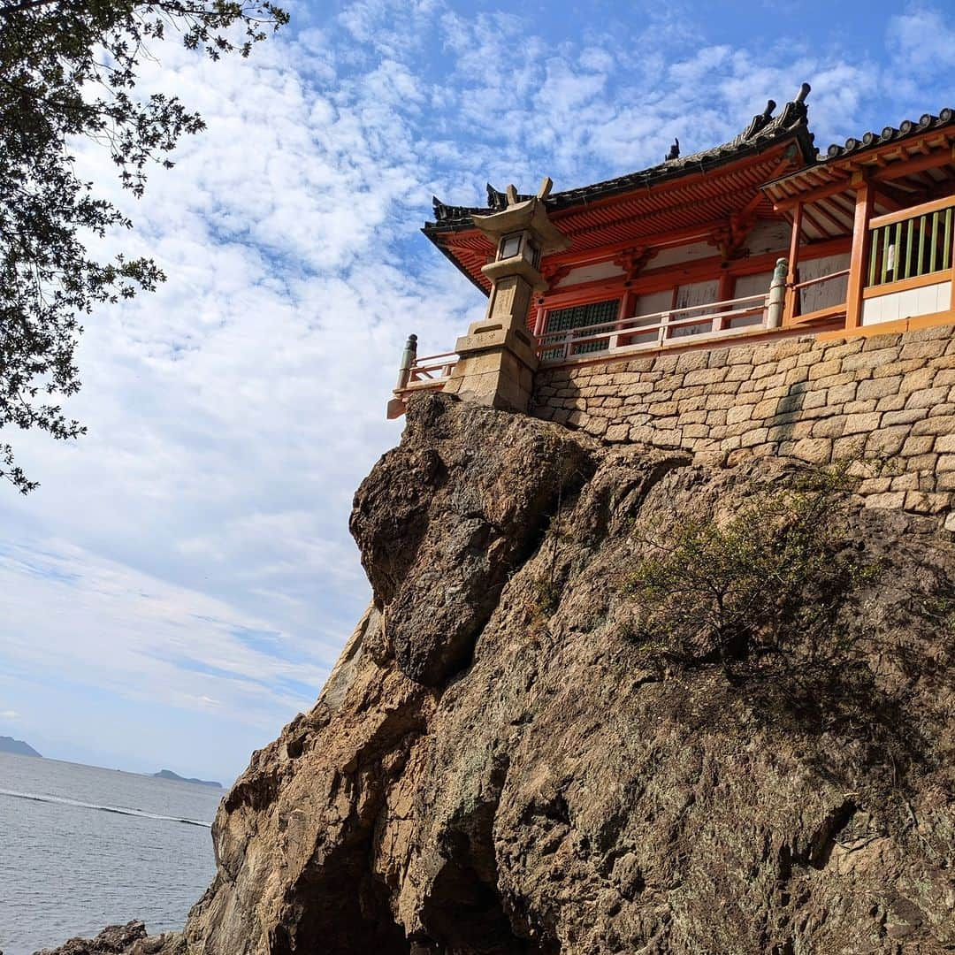 福山市【公式】さんのインスタグラム写真 - (福山市【公式】Instagram)「【目の前には青い海の絶景🌊 #阿伏兎観音 】 断崖絶壁に建つ姿が印象的な阿伏兎観音 回廊から望む、朱色の欄干(手すり)や白色の壁をコントラストに広がる真っ青な瀬戸内海は、まさに絶景✨ 晴天☀のときに、ぜひ訪れてみてはいかがでしょうか？ 詳しくは「えっと福山　阿伏兎観音」で検索🔎  #福山市 #阿伏兎観音 #寺 #お寺 #瀬戸内海 #重要文化財 #絶景 #福山 #沼隈 #広島 #広島県 #瀬戸内 #fukuyama #setouchi #bestjapanpics #lovers_nippon #instagramjapan #photographer」12月4日 21時00分 - fukuyama_city