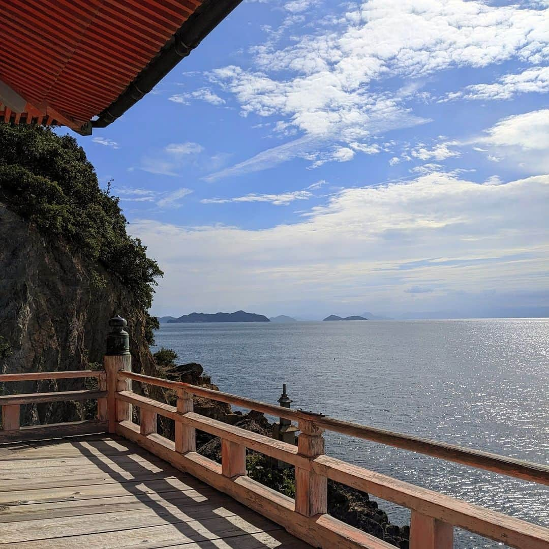 福山市【公式】さんのインスタグラム写真 - (福山市【公式】Instagram)「【目の前には青い海の絶景🌊 #阿伏兎観音 】 断崖絶壁に建つ姿が印象的な阿伏兎観音 回廊から望む、朱色の欄干(手すり)や白色の壁をコントラストに広がる真っ青な瀬戸内海は、まさに絶景✨ 晴天☀のときに、ぜひ訪れてみてはいかがでしょうか？ 詳しくは「えっと福山　阿伏兎観音」で検索🔎  #福山市 #阿伏兎観音 #寺 #お寺 #瀬戸内海 #重要文化財 #絶景 #福山 #沼隈 #広島 #広島県 #瀬戸内 #fukuyama #setouchi #bestjapanpics #lovers_nippon #instagramjapan #photographer」12月4日 21時00分 - fukuyama_city