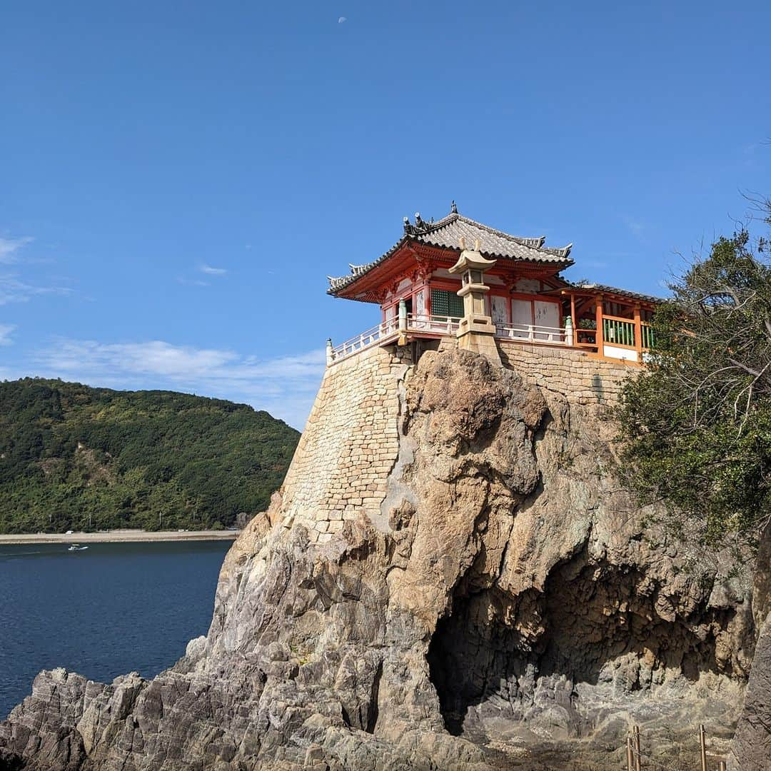 福山市【公式】さんのインスタグラム写真 - (福山市【公式】Instagram)「【目の前には青い海の絶景🌊 #阿伏兎観音 】 断崖絶壁に建つ姿が印象的な阿伏兎観音 回廊から望む、朱色の欄干(手すり)や白色の壁をコントラストに広がる真っ青な瀬戸内海は、まさに絶景✨ 晴天☀のときに、ぜひ訪れてみてはいかがでしょうか？ 詳しくは「えっと福山　阿伏兎観音」で検索🔎  #福山市 #阿伏兎観音 #寺 #お寺 #瀬戸内海 #重要文化財 #絶景 #福山 #沼隈 #広島 #広島県 #瀬戸内 #fukuyama #setouchi #bestjapanpics #lovers_nippon #instagramjapan #photographer」12月4日 21時00分 - fukuyama_city