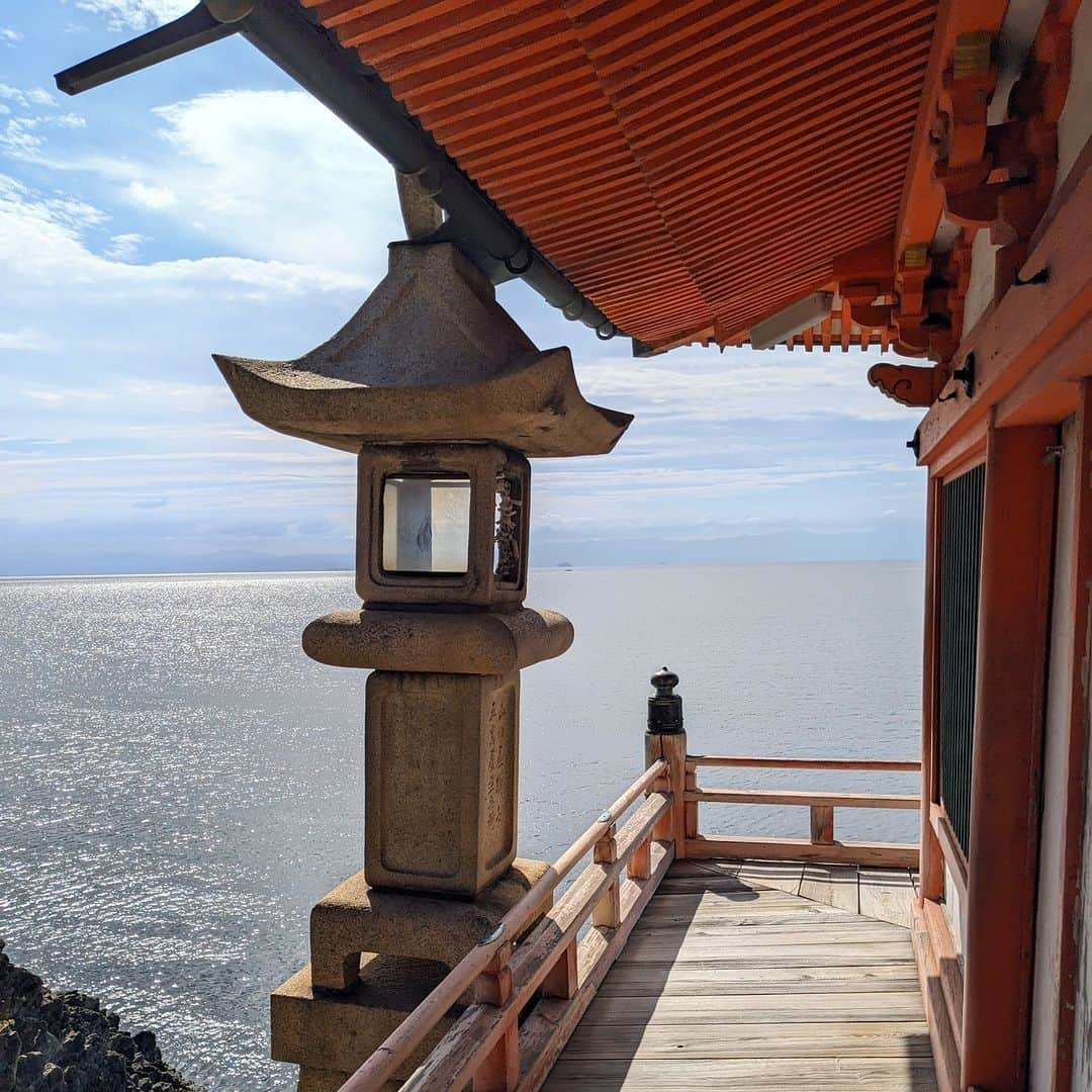 福山市【公式】さんのインスタグラム写真 - (福山市【公式】Instagram)「【目の前には青い海の絶景🌊 #阿伏兎観音 】 断崖絶壁に建つ姿が印象的な阿伏兎観音 回廊から望む、朱色の欄干(手すり)や白色の壁をコントラストに広がる真っ青な瀬戸内海は、まさに絶景✨ 晴天☀のときに、ぜひ訪れてみてはいかがでしょうか？ 詳しくは「えっと福山　阿伏兎観音」で検索🔎  #福山市 #阿伏兎観音 #寺 #お寺 #瀬戸内海 #重要文化財 #絶景 #福山 #沼隈 #広島 #広島県 #瀬戸内 #fukuyama #setouchi #bestjapanpics #lovers_nippon #instagramjapan #photographer」12月4日 21時00分 - fukuyama_city