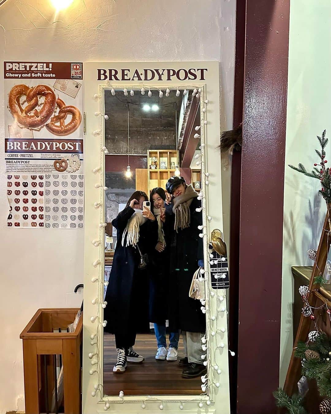 AYAKAさんのインスタグラム写真 - (AYAKAInstagram)「. @breadypost_bakery 🥨 . #プレッツェル #프레첼 #pretzel #breadypost #韓国 #韓国カフェ #韓国グルメ #cafe #龍山 #龍山カフェ」12月4日 21時04分 - ___ayk0125