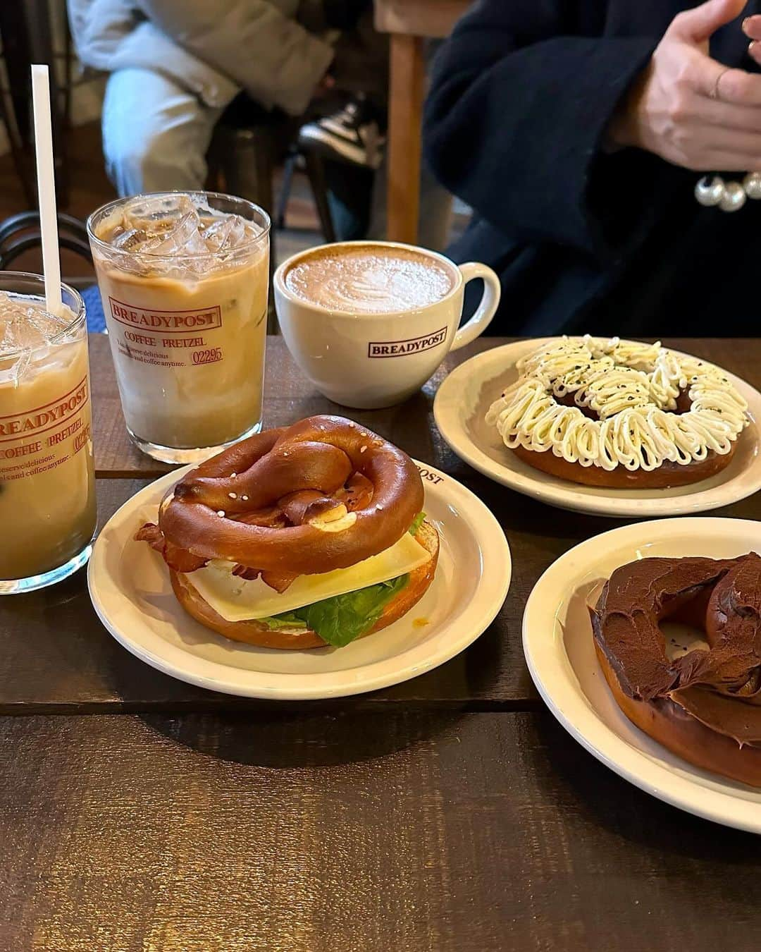 AYAKAのインスタグラム：「. @breadypost_bakery 🥨 . #プレッツェル #프레첼 #pretzel #breadypost #韓国 #韓国カフェ #韓国グルメ #cafe #龍山 #龍山カフェ」