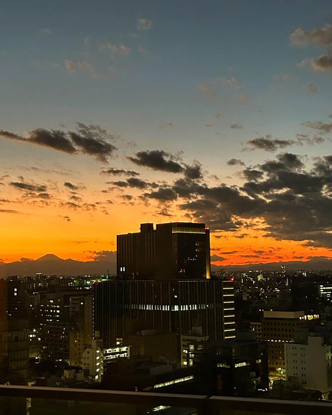 marupiのインスタグラム：「整体受けてた時の景色綺麗すぎて激写。よりリラックスした気がします。群馬にいた頃はよく綺麗な景色見れてたけど東京に来てからあまり見なくなったなあ。帰省したら空を見上げてみようと思います。」