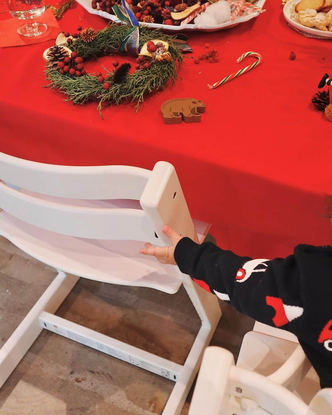 さんのインスタグラム写真 - (Instagram)「・ @stokkejapan のクリスマスリース作りのワークショップ🎄  ワークショップ大好き人間だからこんなのがあるよ！と教えてもらえて嬉しいです♡  一緒に作ろう！と思ったのにそれぞれ個別活動で黙々と作りました笑  さっそく家のドアに飾って大満足！ クリスマス感出てきた😍  #stokke #workshop #クリスマスリース #ストッケ」12月4日 21時08分 - natsukoakahani