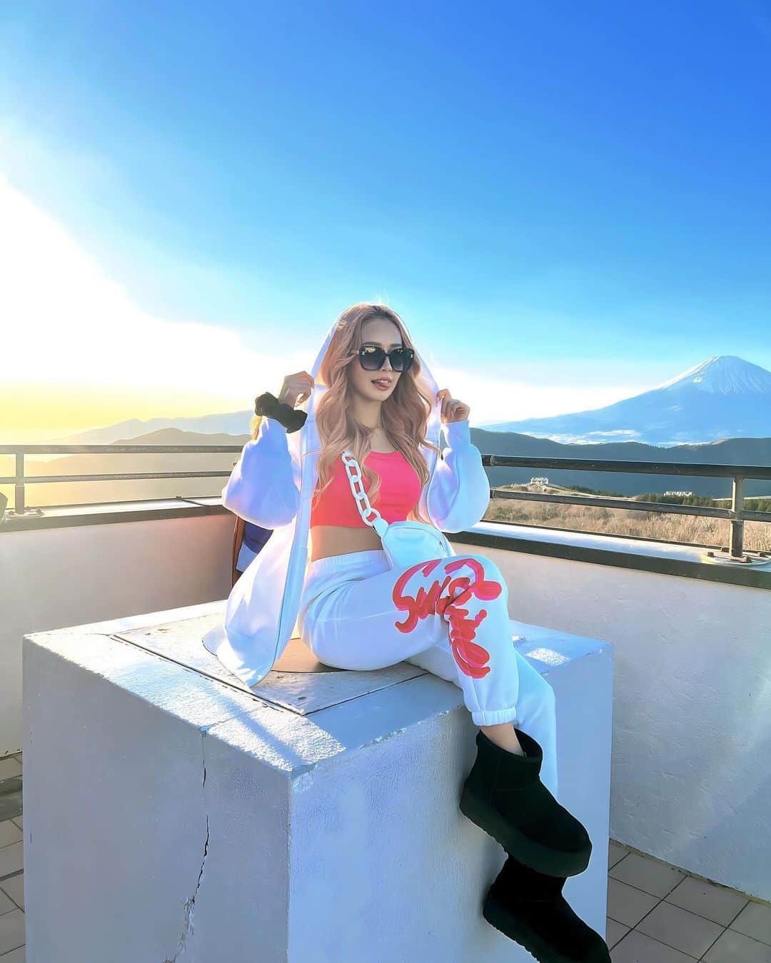 田村月光（ツッキー）のインスタグラム：「富士山と夕日🌞💕💕🗻 パーカーGUだよ！ パンツとバッグはSHEINだよ✨ ブーツはUGG☁️」