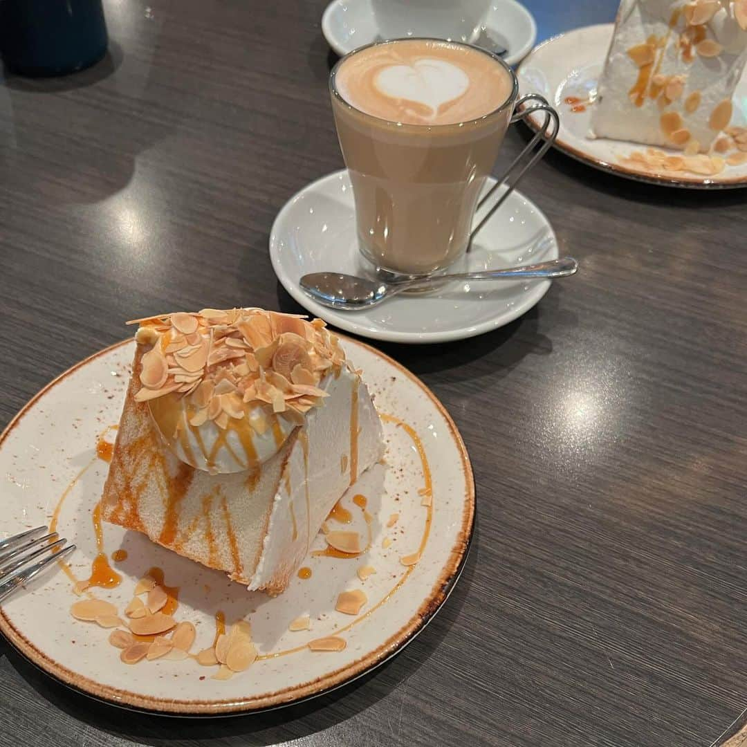 maricoのインスタグラム：「@garb_tokyo でシフォンケーキ🍰  バニラシフォンケーキ 1130円 カフェラテ 700円  丸の内クリスマスイルミネーションが綺麗だった🌲✨　 東京駅の正面にスケートリンクあったよ⛸️ クリスマスマーケットもやってた🎅  そして人が多かった😊  #garbtokyo  #東京駅#丸の内カフェ#東京駅カフェ  #丸の内#シフォンケーキ #marico_cafe」