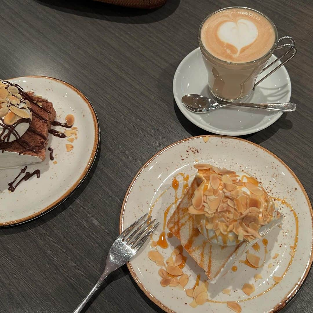 maricoさんのインスタグラム写真 - (maricoInstagram)「@garb_tokyo でシフォンケーキ🍰  バニラシフォンケーキ 1130円 カフェラテ 700円  丸の内クリスマスイルミネーションが綺麗だった🌲✨　 東京駅の正面にスケートリンクあったよ⛸️ クリスマスマーケットもやってた🎅  そして人が多かった😊  #garbtokyo  #東京駅#丸の内カフェ#東京駅カフェ  #丸の内#シフォンケーキ #marico_cafe」12月4日 21時19分 - marico__0088