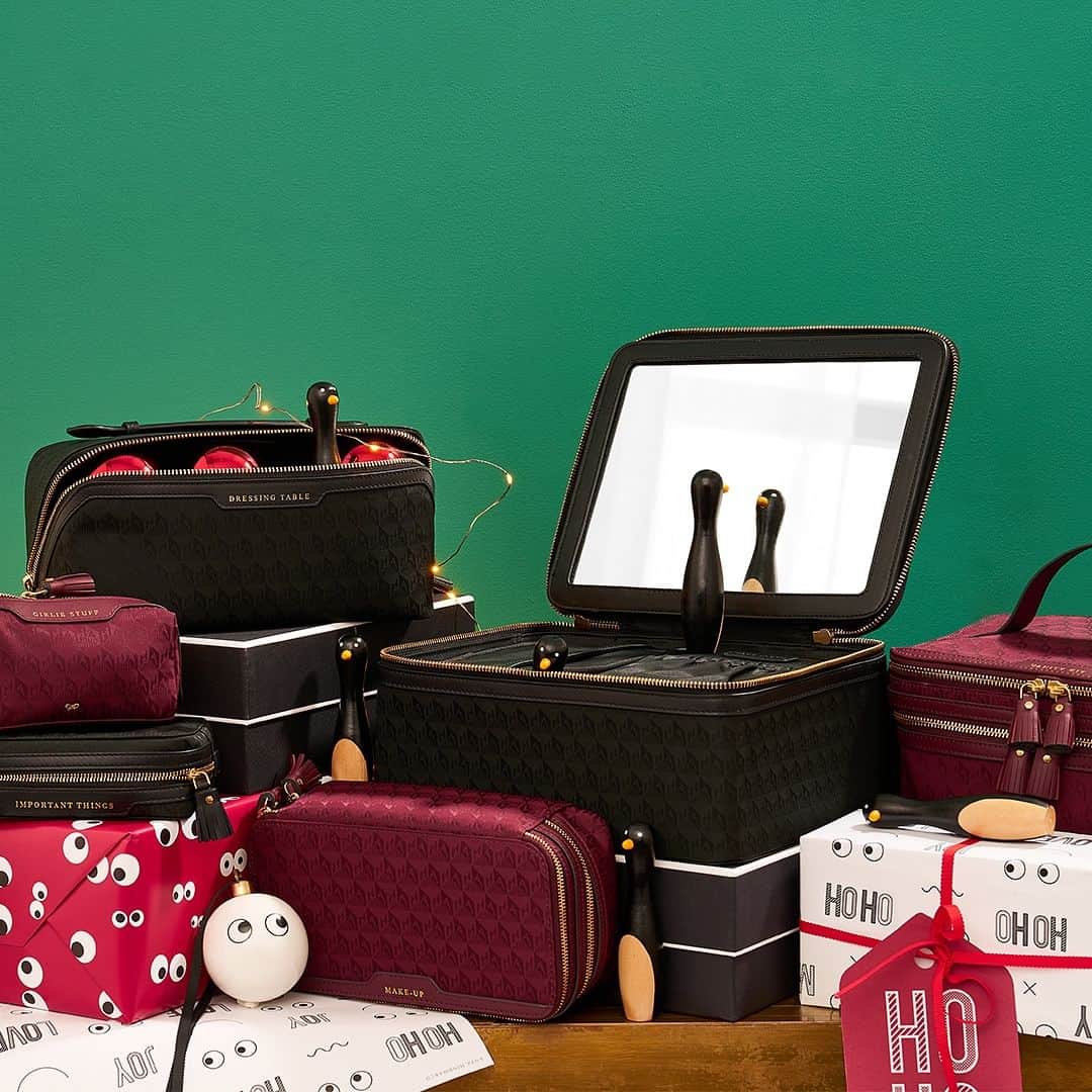 アニヤハインドマーチのインスタグラム：「Hunting for the perfect gift? The Labelled collection is the perfect pick for your favourite jetsetter. #AnyaHindmarch」