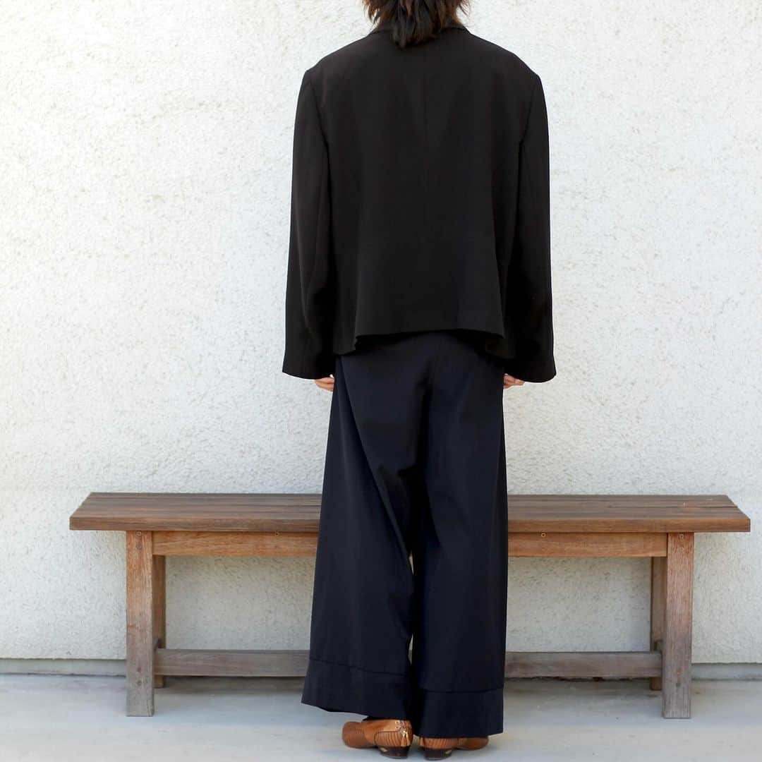 SANKAKUさんのインスタグラム写真 - (SANKAKUInstagram)「.1990s pleat’s design jacket ×Brand Hakama slacks  - - - - - 歪な形の違和感同士の掛け合わせ。 スタイリッシュさだけがファッションじゃない。 襞や裂け目にドキッとするのは外側と内側、公共と私空間が反転しあうから。そんな面白くてかっこいい服。 やっぱり服は面白い。 #古着」12月4日 21時12分 - otsu_tokyo