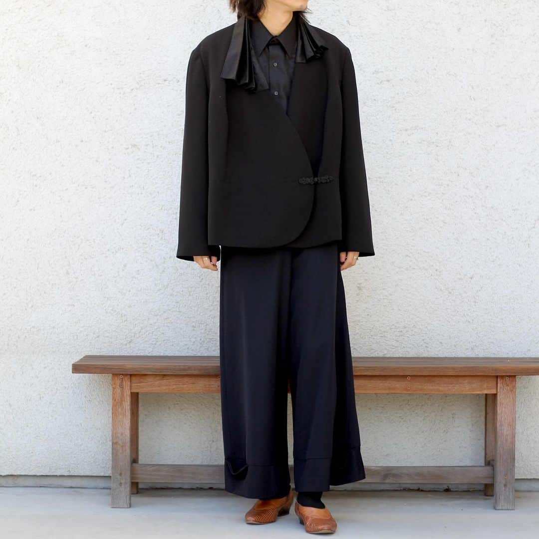 SANKAKUのインスタグラム：「.1990s pleat’s design jacket ×Brand Hakama slacks  - - - - - 歪な形の違和感同士の掛け合わせ。 スタイリッシュさだけがファッションじゃない。 襞や裂け目にドキッとするのは外側と内側、公共と私空間が反転しあうから。そんな面白くてかっこいい服。 やっぱり服は面白い。 #古着」