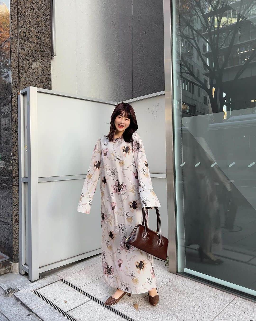 にたまごさんのインスタグラム写真 - (にたまごInstagram)「やっぱりワンピースがいちばん好き👗🤍 ⁡ ⁡ まえのんちゃんのワンピース、大きめの花柄だけど派手すぎなくてとっても可愛い🌷 ⁡ 151cmでも綺麗に着れたの嬉しい🥹♡ ⁡ Sサイズ(もはやSSサイズ🥲)がもっと色んなブランドで展開されると嬉しいな〜という低身長の切実な願い😇🤝🏻 ⁡ ⁡ ⁡ ⁡ ⁡ ⁡ ⁡ #150cm #150cmコーデ #低身長コーデ #低身長ファッション #低身長女子 #ワンピース #ワンピースコーデ」12月4日 21時12分 - __nitamago__