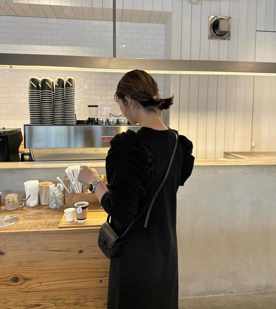 青野未来 / MikuAonoのインスタグラム：「. . ☕️🤍  この間の展示会でオーダーした @willfully_official のワンピース🤭🤍 肩パフが結局好き← . . #willfully#onepiece」